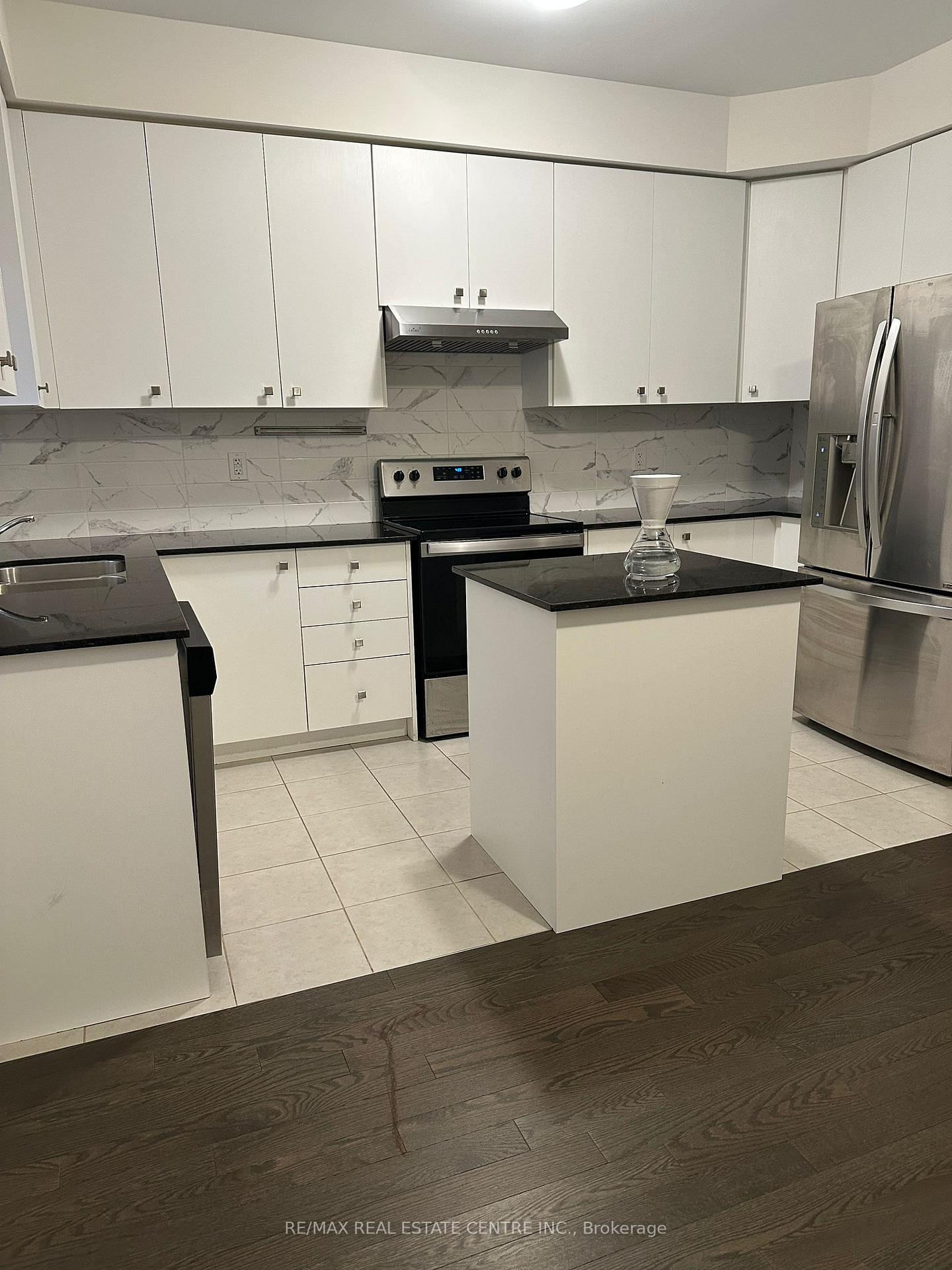 Photo 4 of 3959 Thomas Alton Boulevard, Burlington, Alton — HOMEH