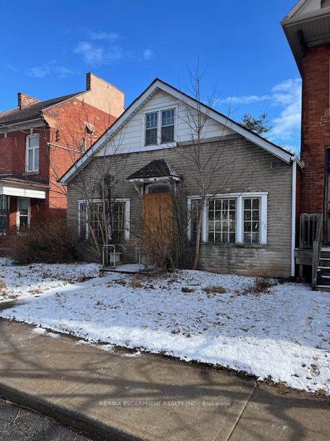 Front of 192 Victoria Avenue N