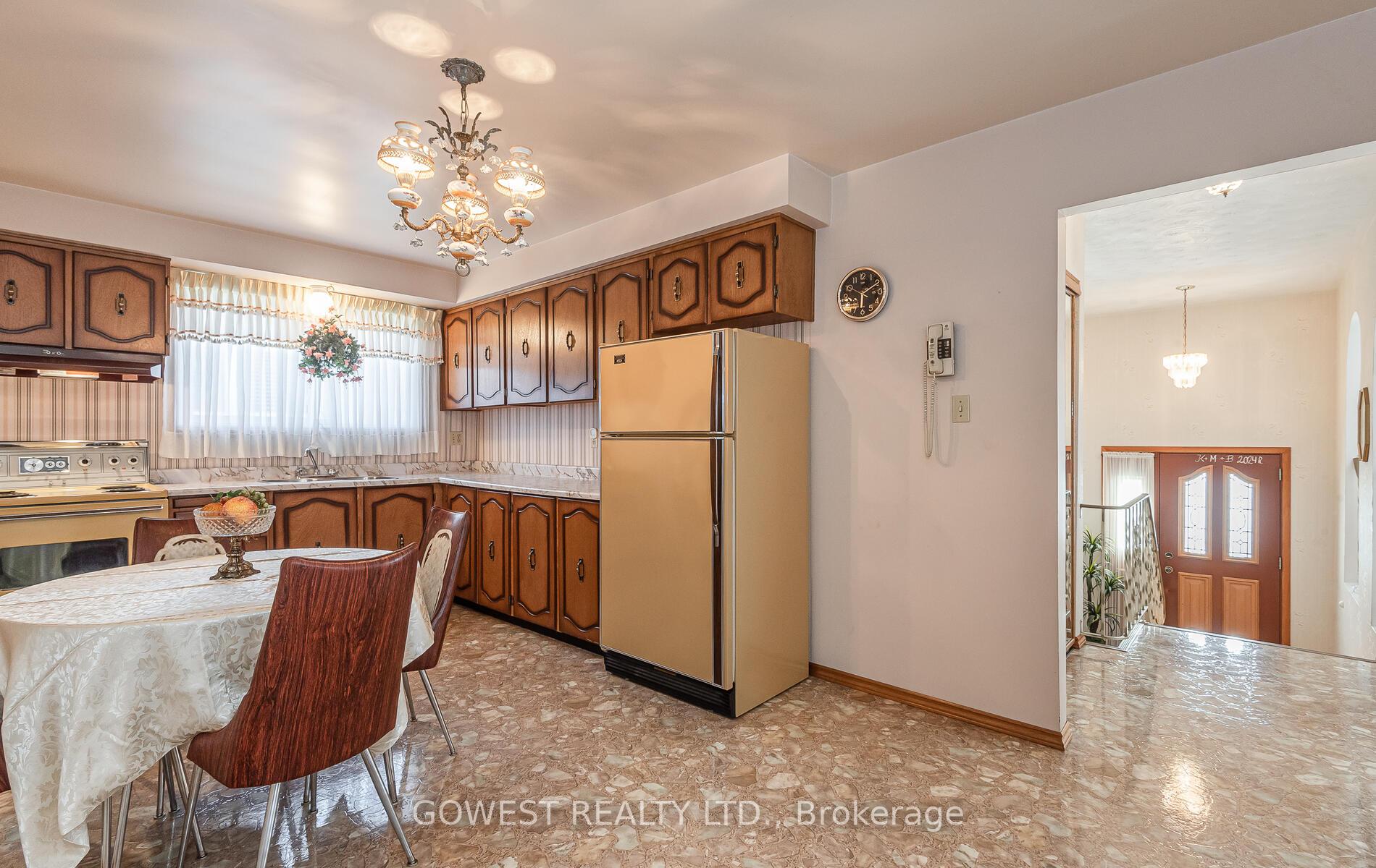 Photo 13 of 19 Village Drive, Hamilton, Kentley — HOMEH
