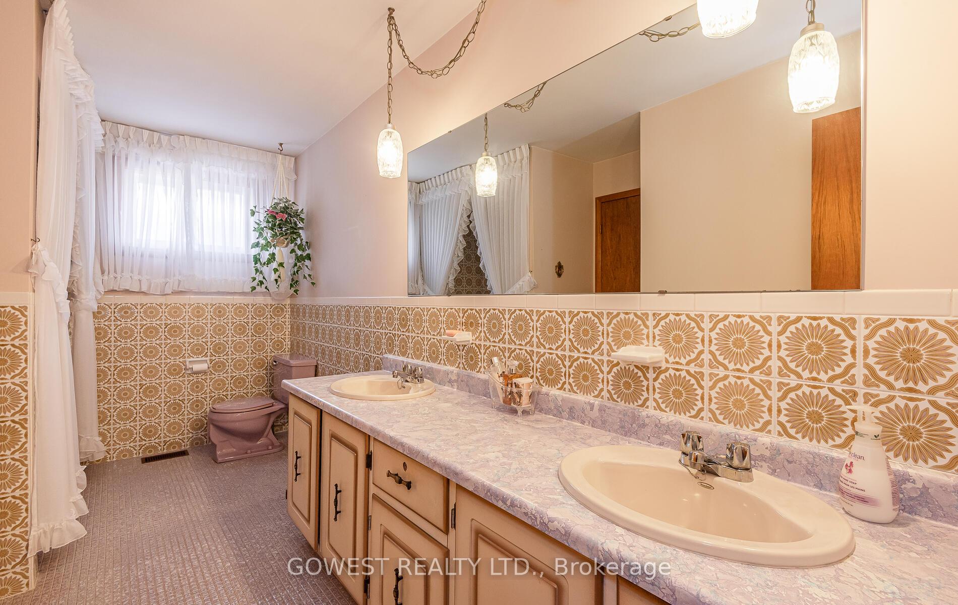 Photo 17 of 19 Village Drive, Hamilton, Kentley — HOMEH