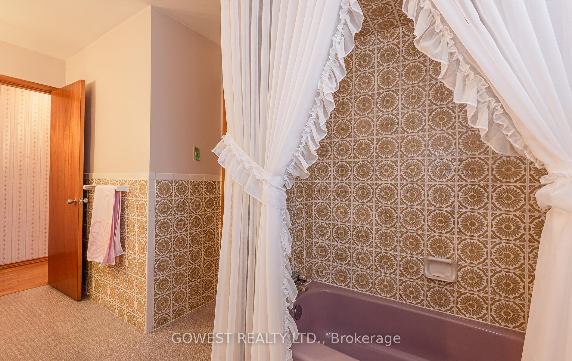Photo 18 of 19 Village Drive, Hamilton, Kentley — HOMEH