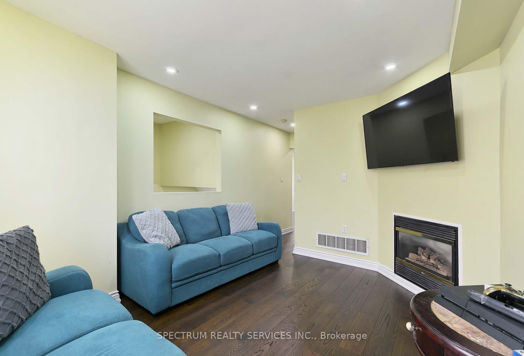 Photo 7 of 109 Kelso Crescent, Vaughan, Maple — HOMEH