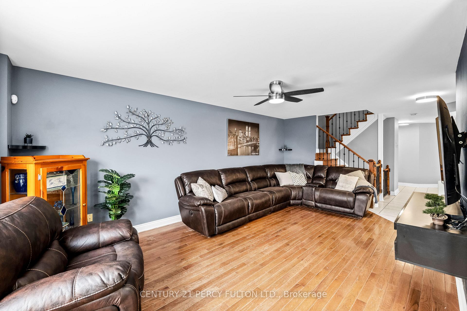 Photo 8 of 35 Millburn Drive, Clarington, Bowmanville — HOMEH