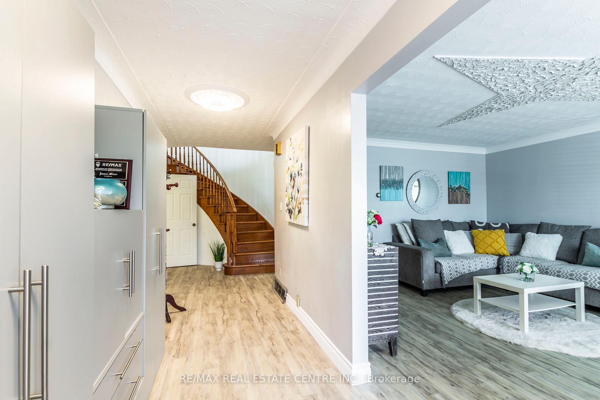 Photo 25 of 404 Queenston Road, Hamilton, Glenview — HOMEH