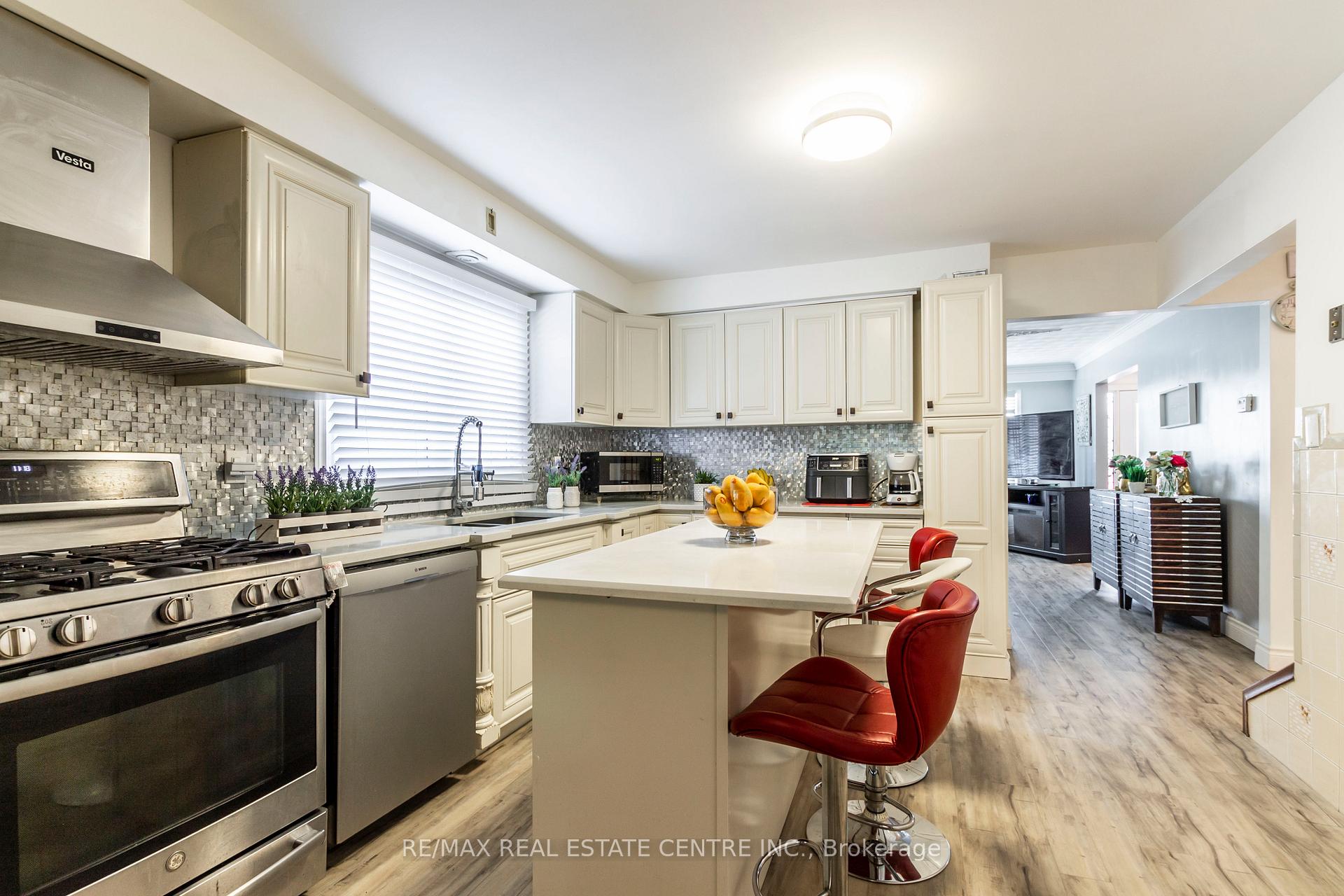 Photo 30 of 404 Queenston Road, Hamilton, Glenview — HOMEH
