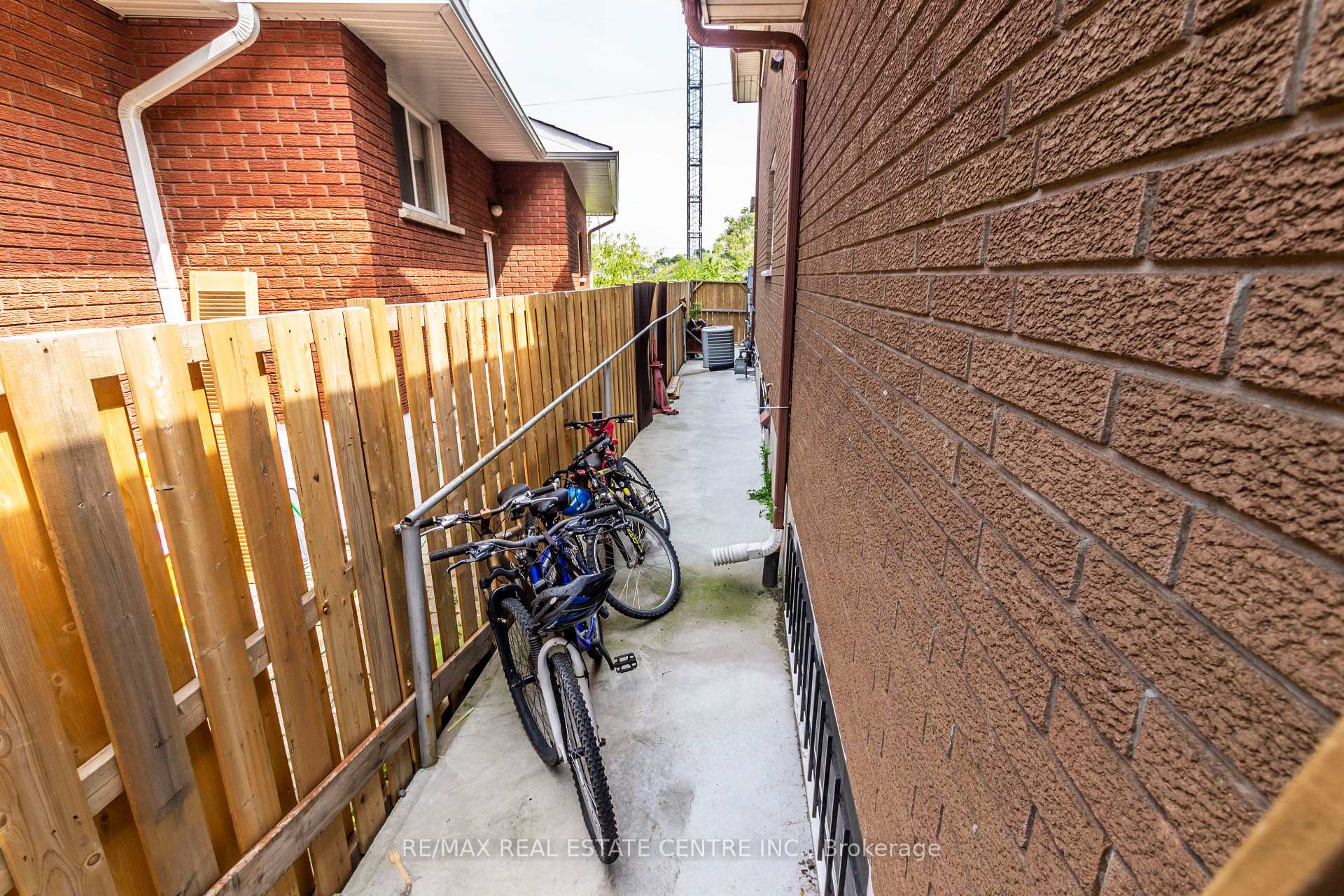 Photo 80 of 404 Queenston Road, Hamilton, Glenview — HOMEH