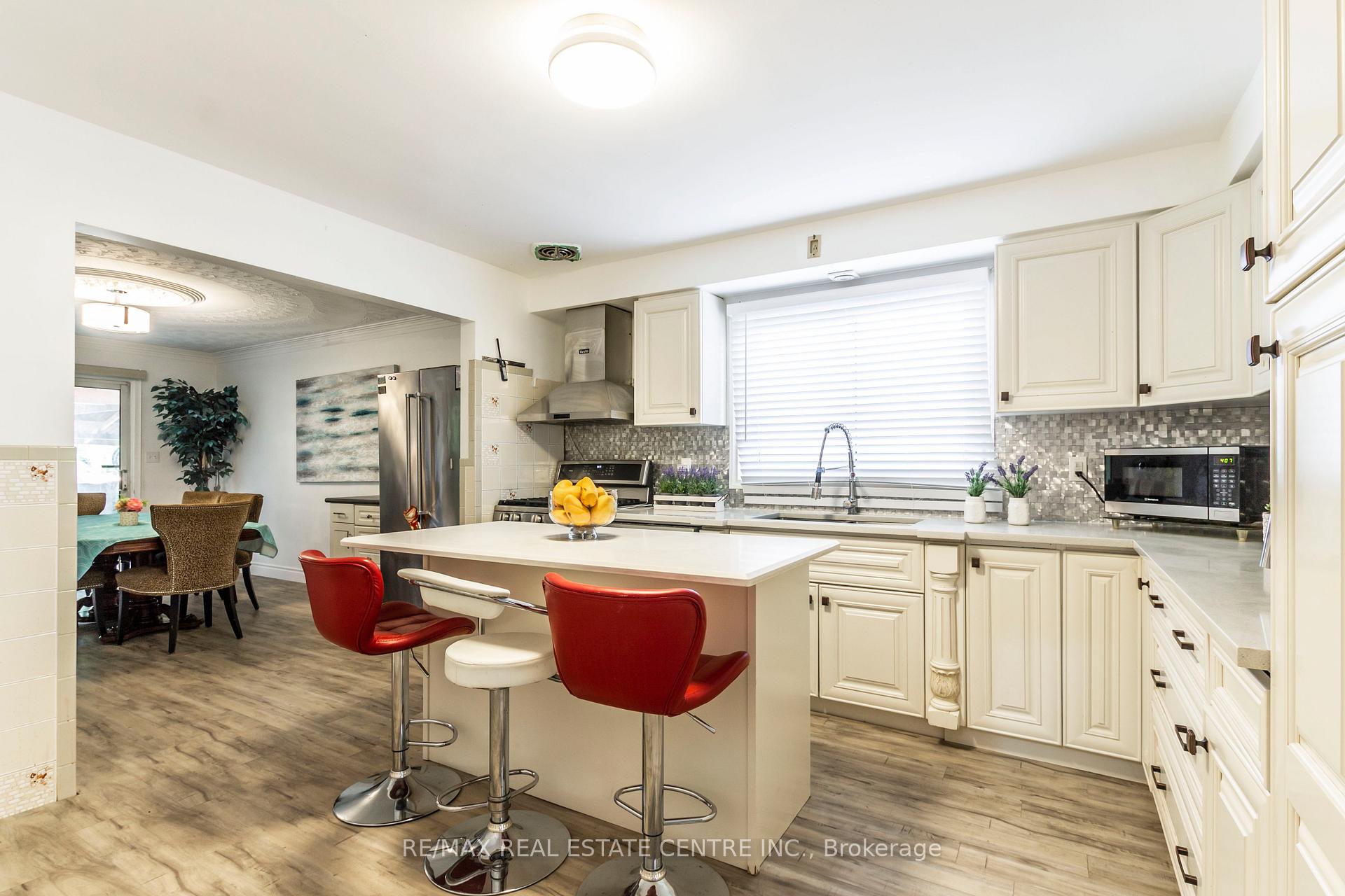Photo 10 of 404 Queenston Road, Hamilton, Glenview — HOMEH