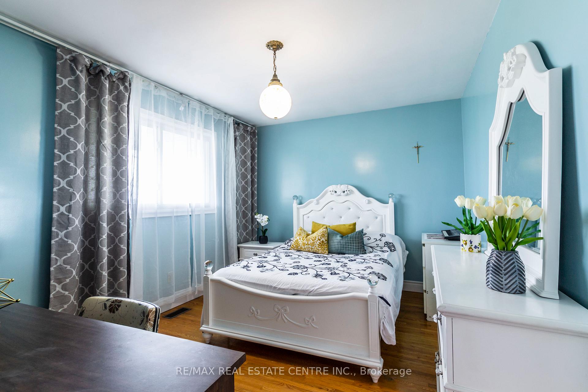Photo 19 of 404 Queenston Road, Hamilton, Glenview — HOMEH