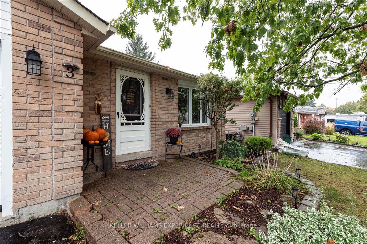 Photo 2 of 3 Sinclair Court, Barrie, Sunnidale — HOMEH