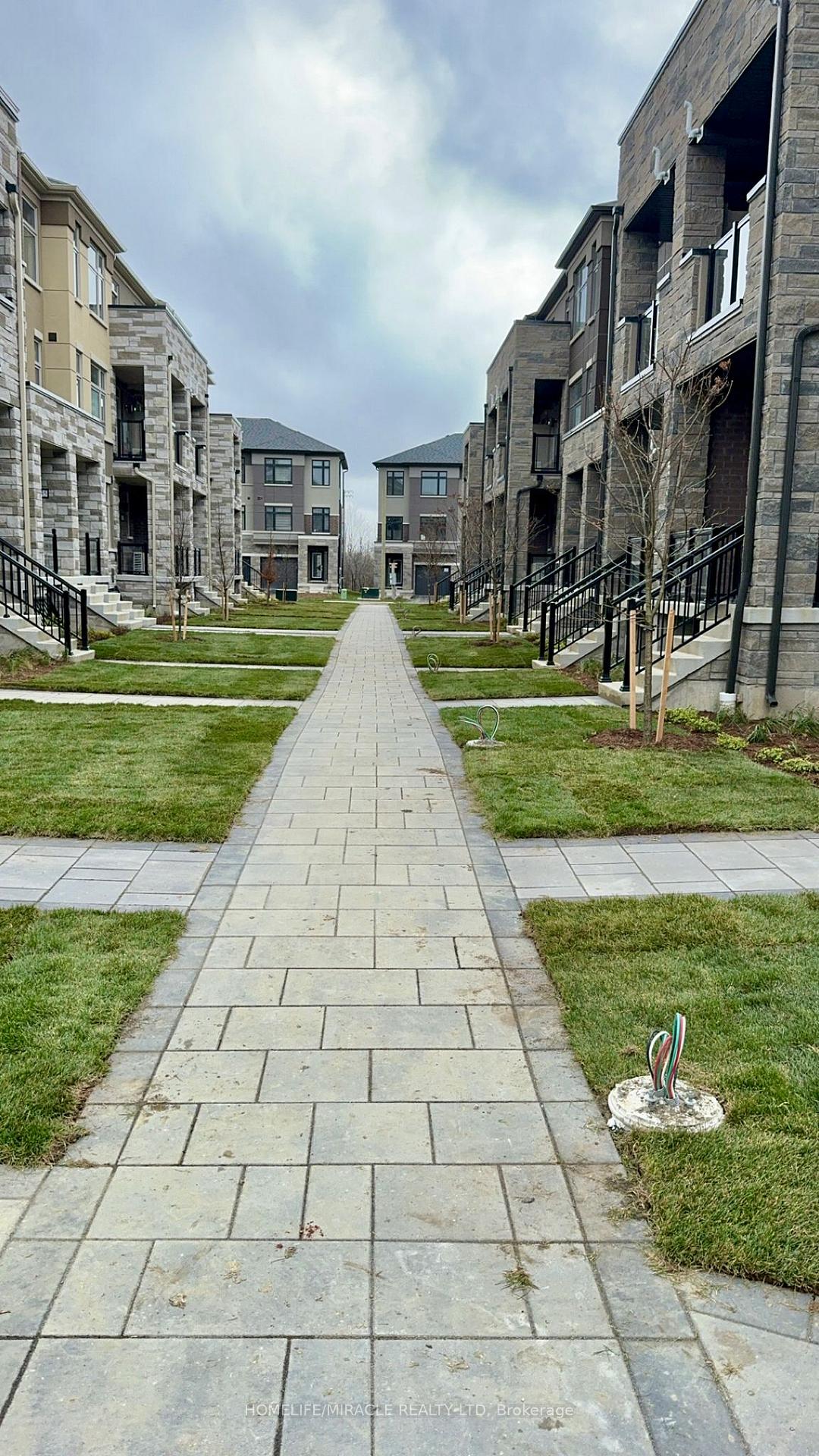 Photo 2 of Unit 44, 25 Fieldridge Crescent, Brampton, Brampton North — HOMEH