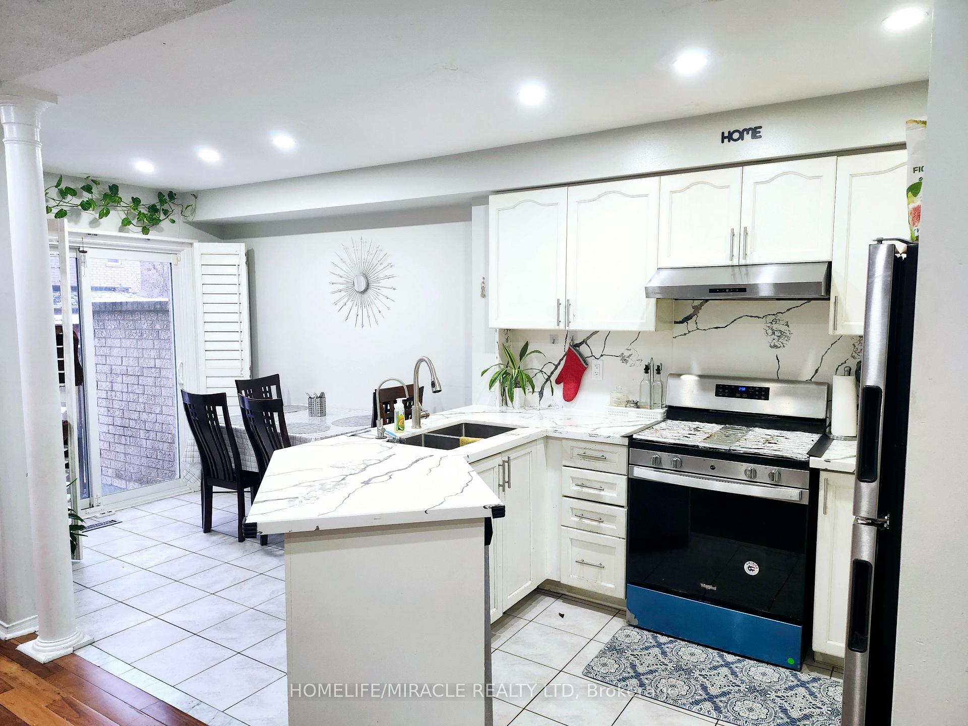 Photo 3 of 45 Ozner Court N, Brampton, Fletcher's Meadow — HOMEH
