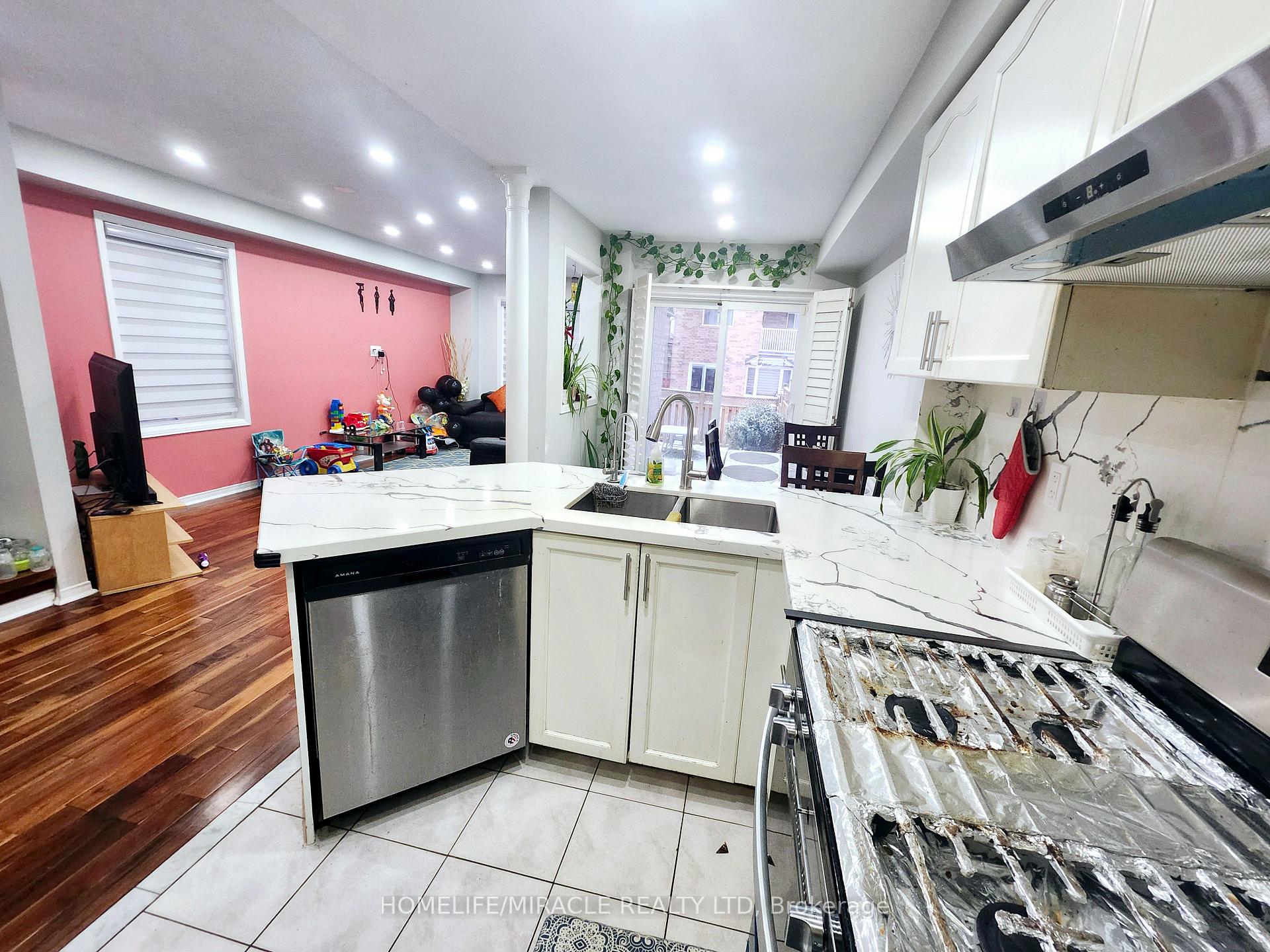 Photo 4 of 45 Ozner Court N, Brampton, Fletcher's Meadow — HOMEH
