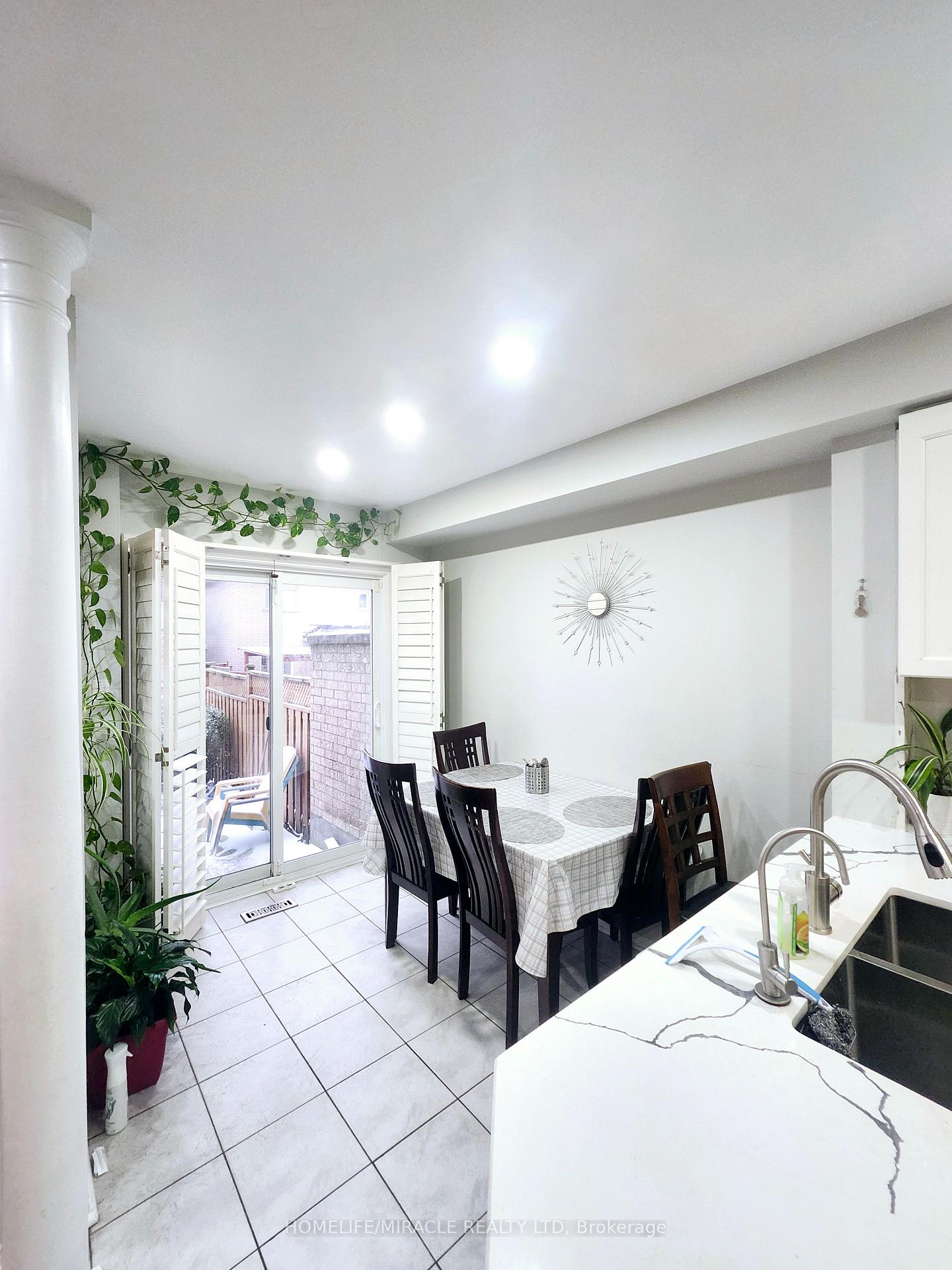 Photo 7 of 45 Ozner Court N, Brampton, Fletcher's Meadow — HOMEH