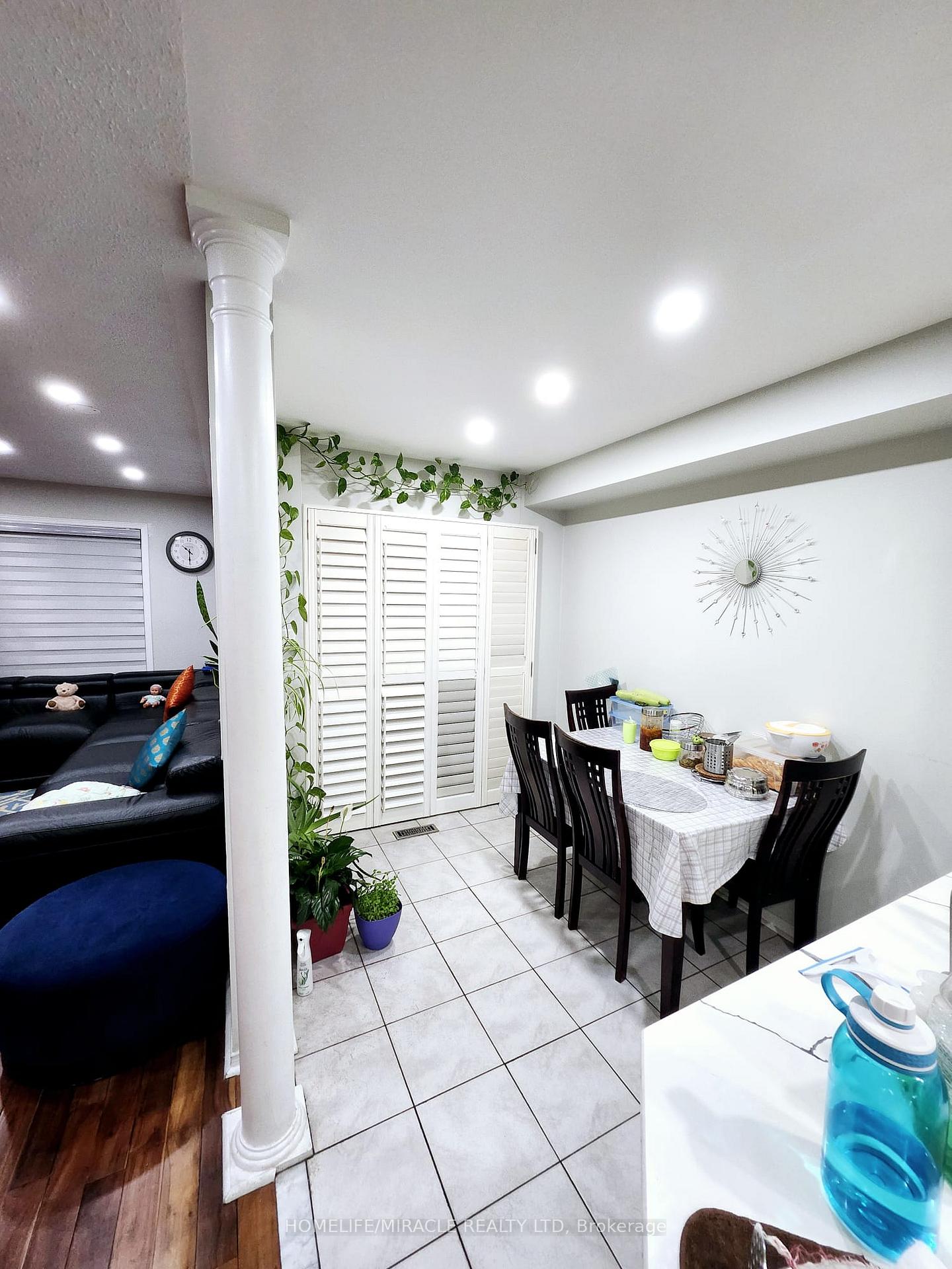 Photo 8 of 45 Ozner Court N, Brampton, Fletcher's Meadow — HOMEH