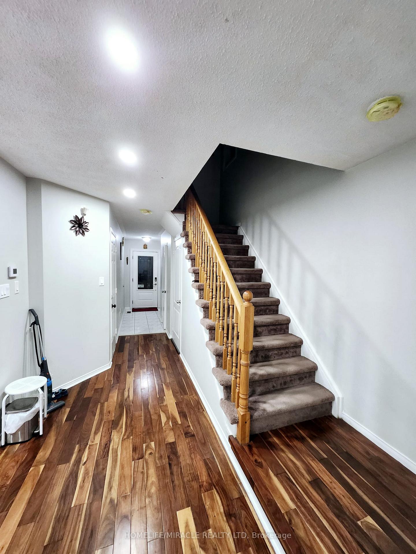 Photo 10 of 45 Ozner Court N, Brampton, Fletcher's Meadow — HOMEH