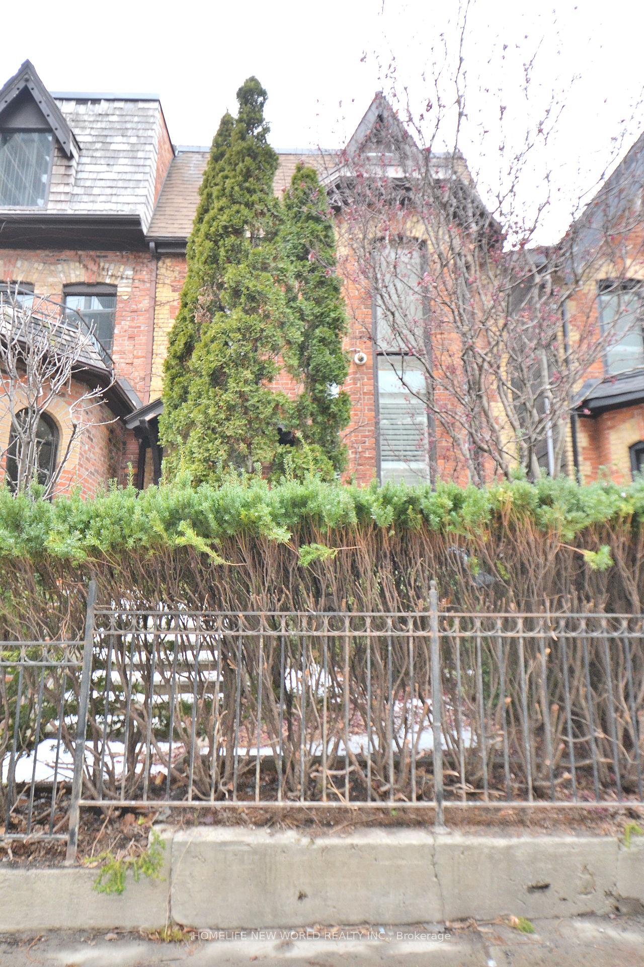 Front of 390 Parliament Street