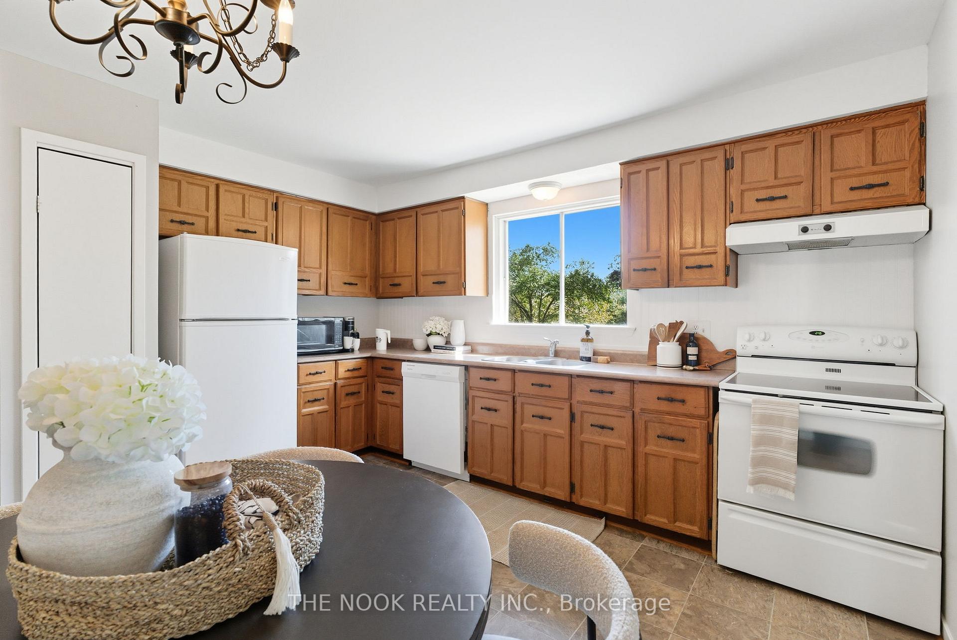 Photo 15 of 52 Rosalynne Avenue, Clarington, Bowmanville — HOMEH