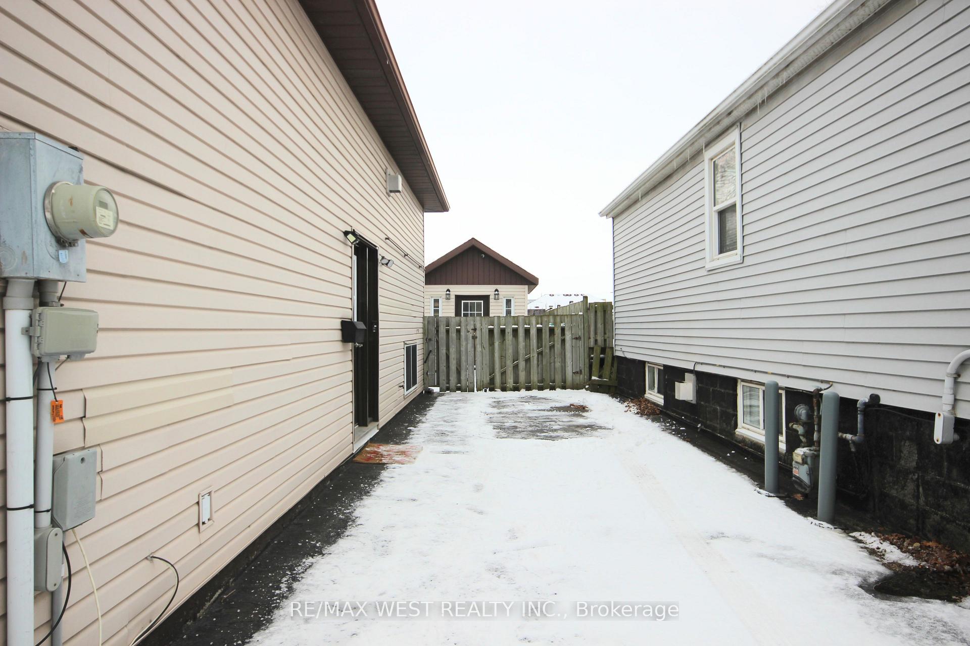 Photo 3 of 10 Frances Avenue, Hamilton, Stoney Creek — HOMEH