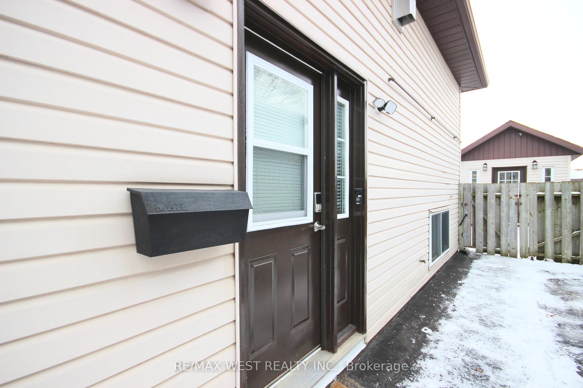 Photo 5 of 10 Frances Avenue, Hamilton, Stoney Creek — HOMEH