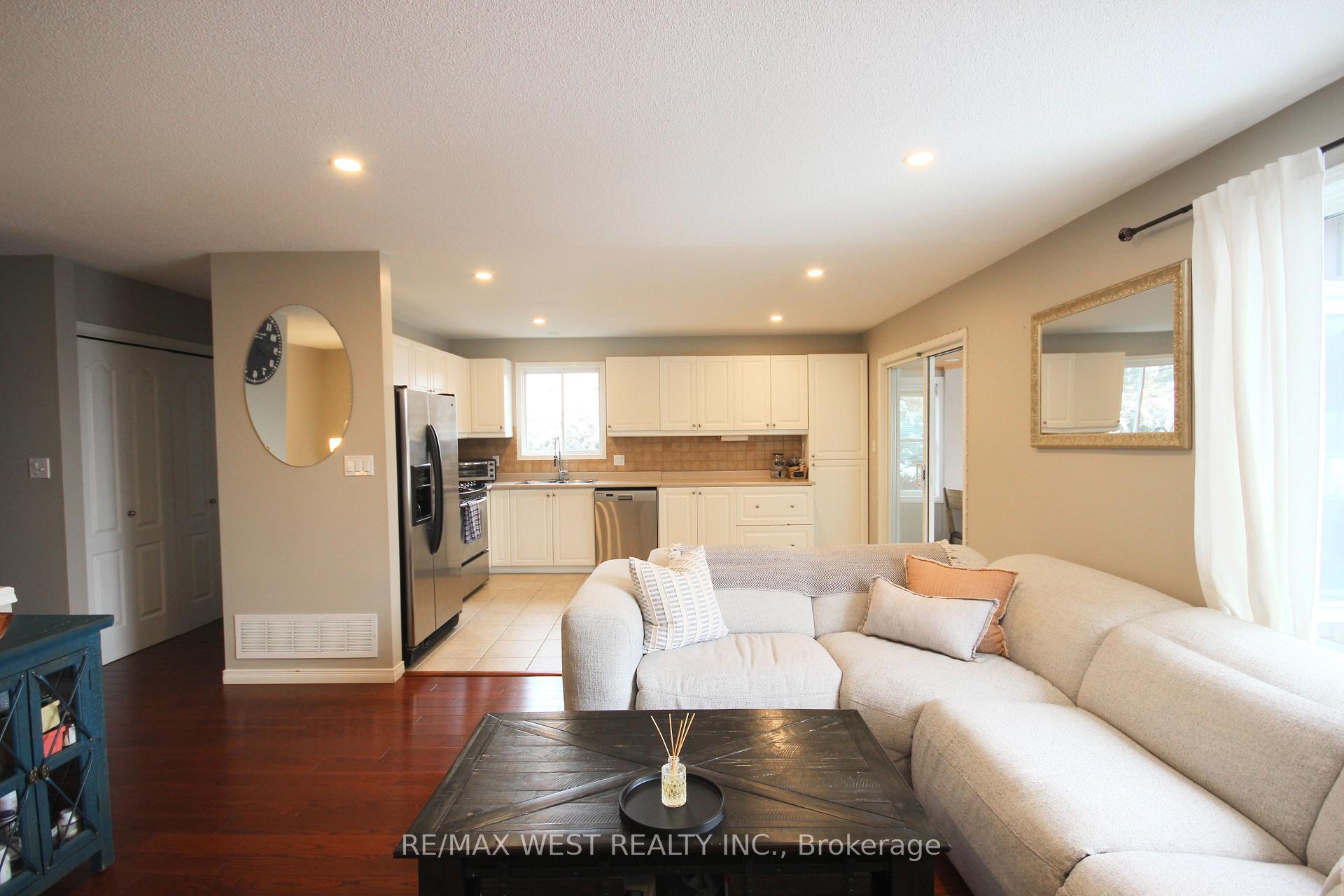 Photo 8 of 10 Frances Avenue, Hamilton, Stoney Creek — HOMEH