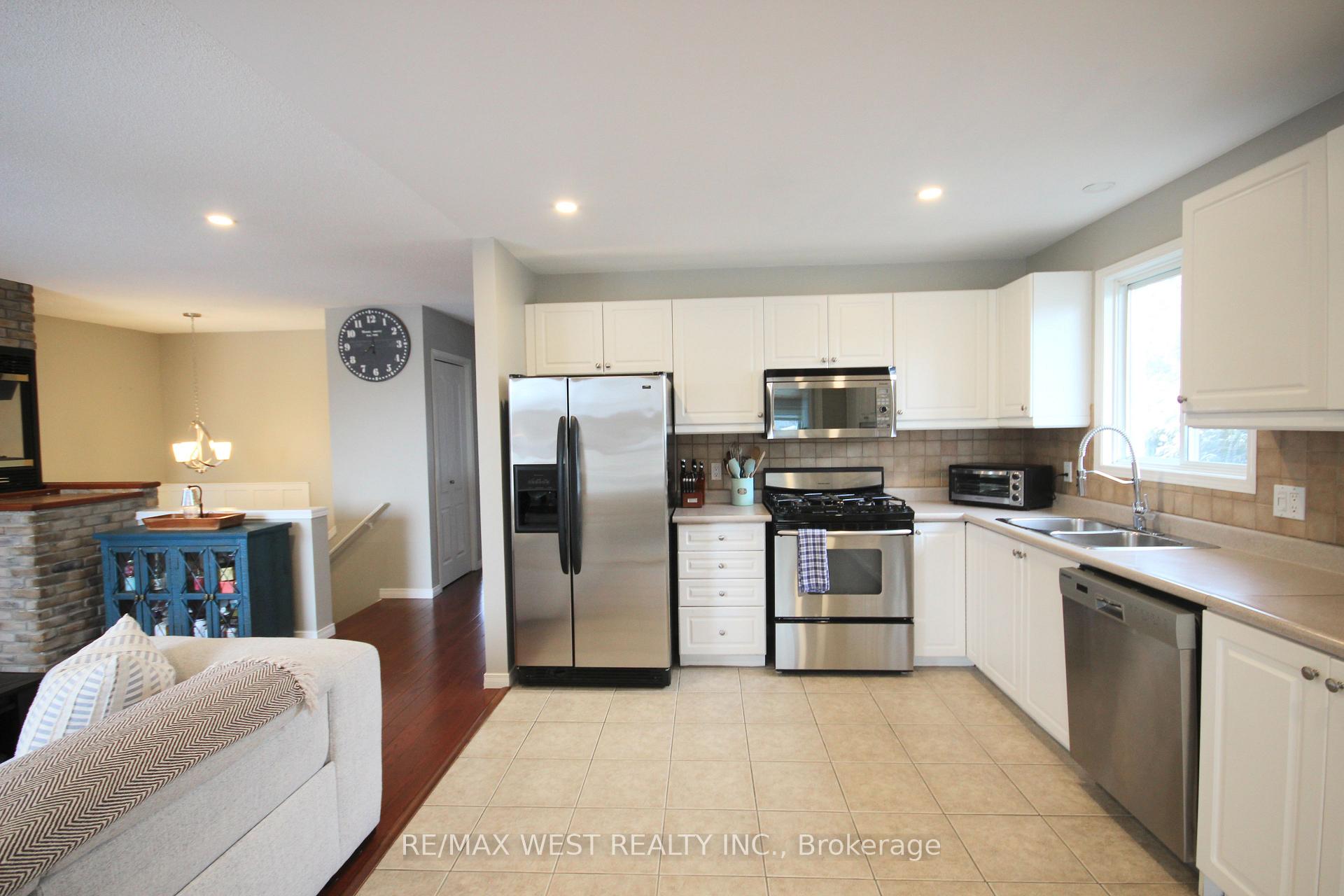 Photo 11 of 10 Frances Avenue, Hamilton, Stoney Creek — HOMEH