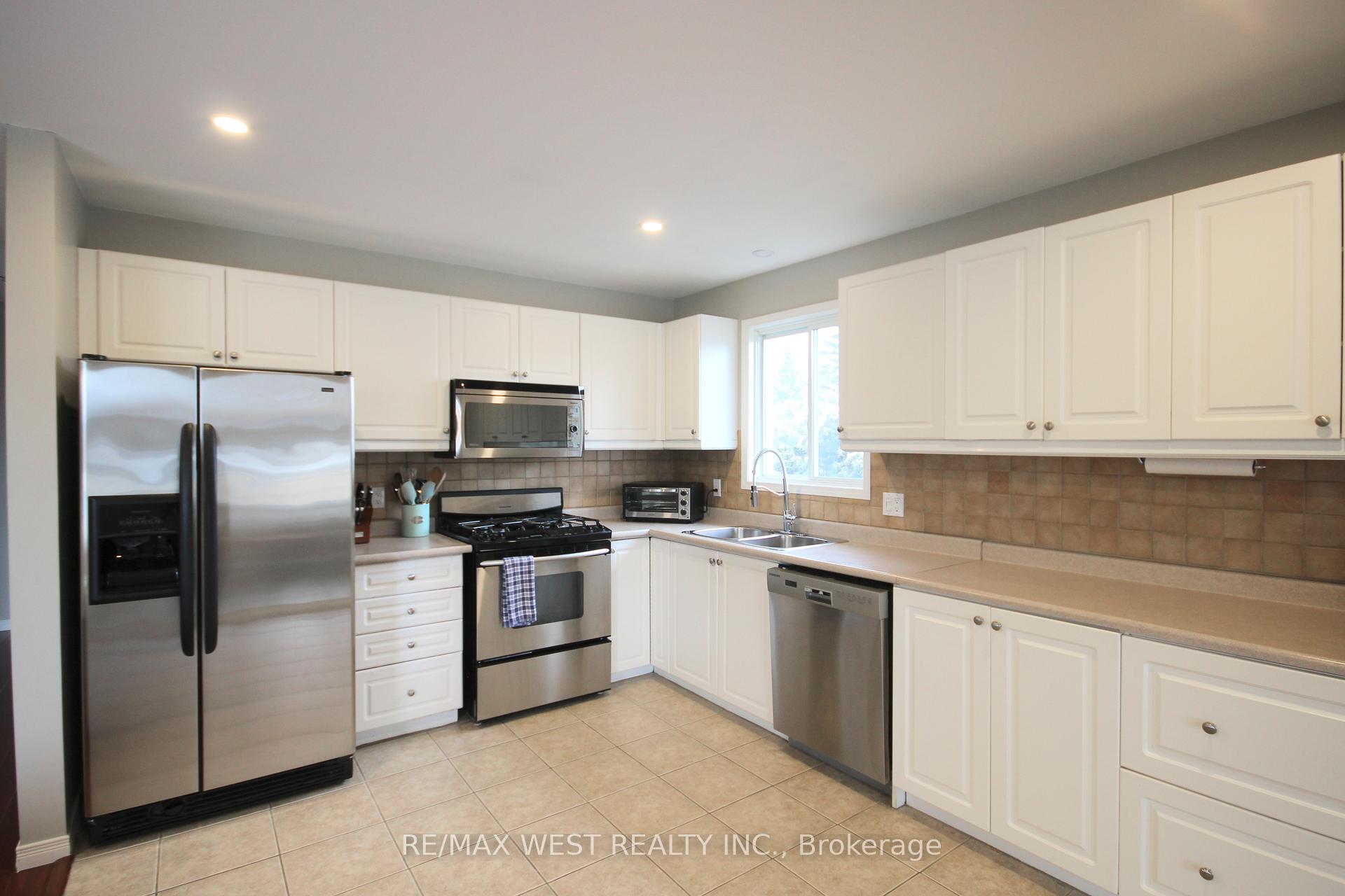 Photo 12 of 10 Frances Avenue, Hamilton, Stoney Creek — HOMEH