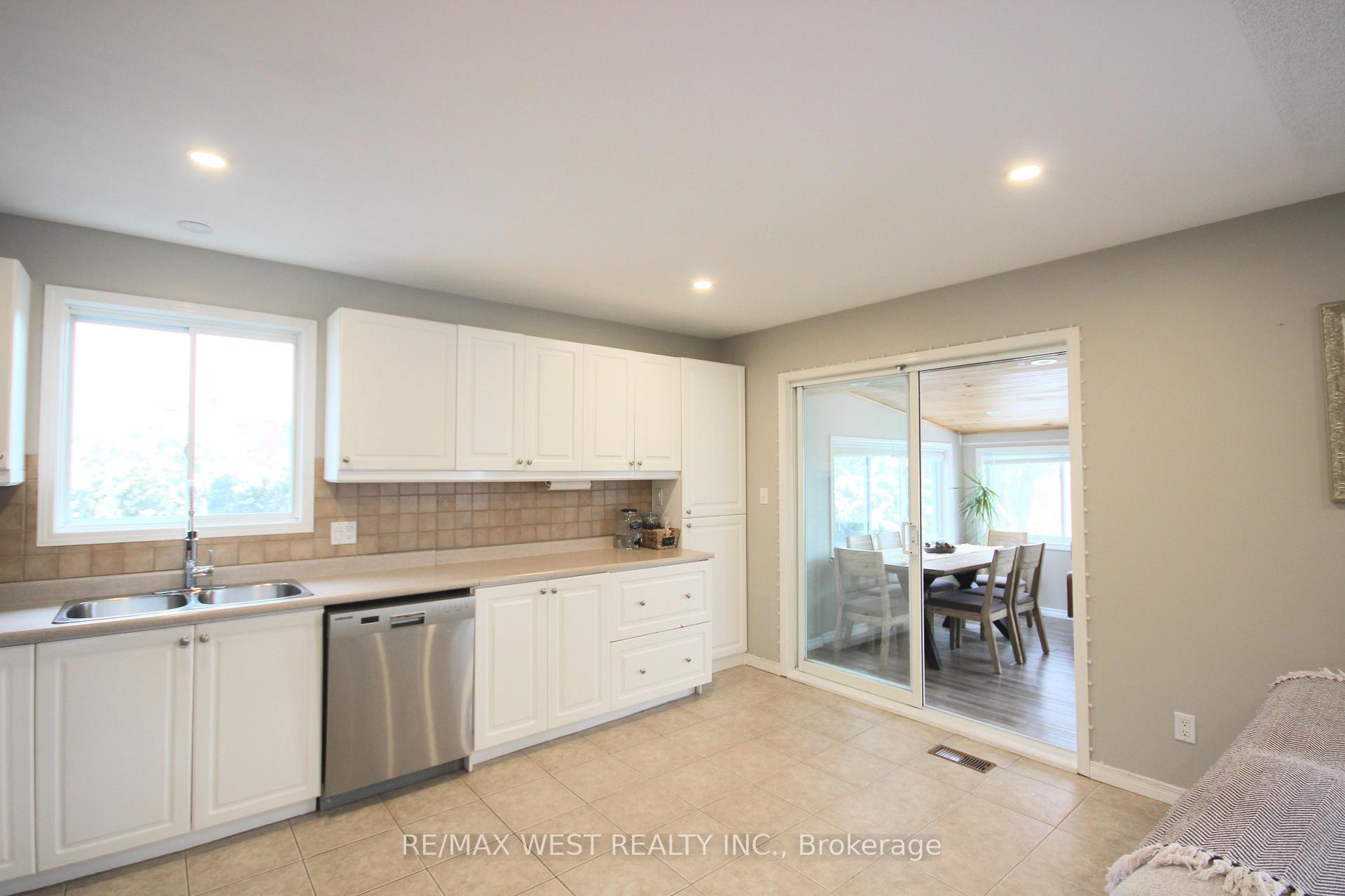 Photo 14 of 10 Frances Avenue, Hamilton, Stoney Creek — HOMEH