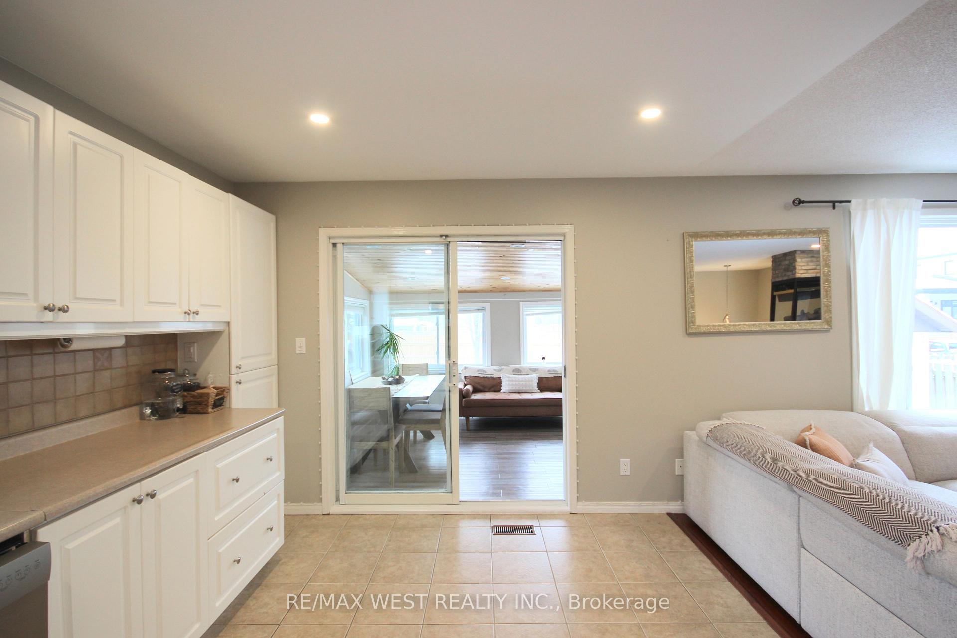 Photo 15 of 10 Frances Avenue, Hamilton, Stoney Creek — HOMEH