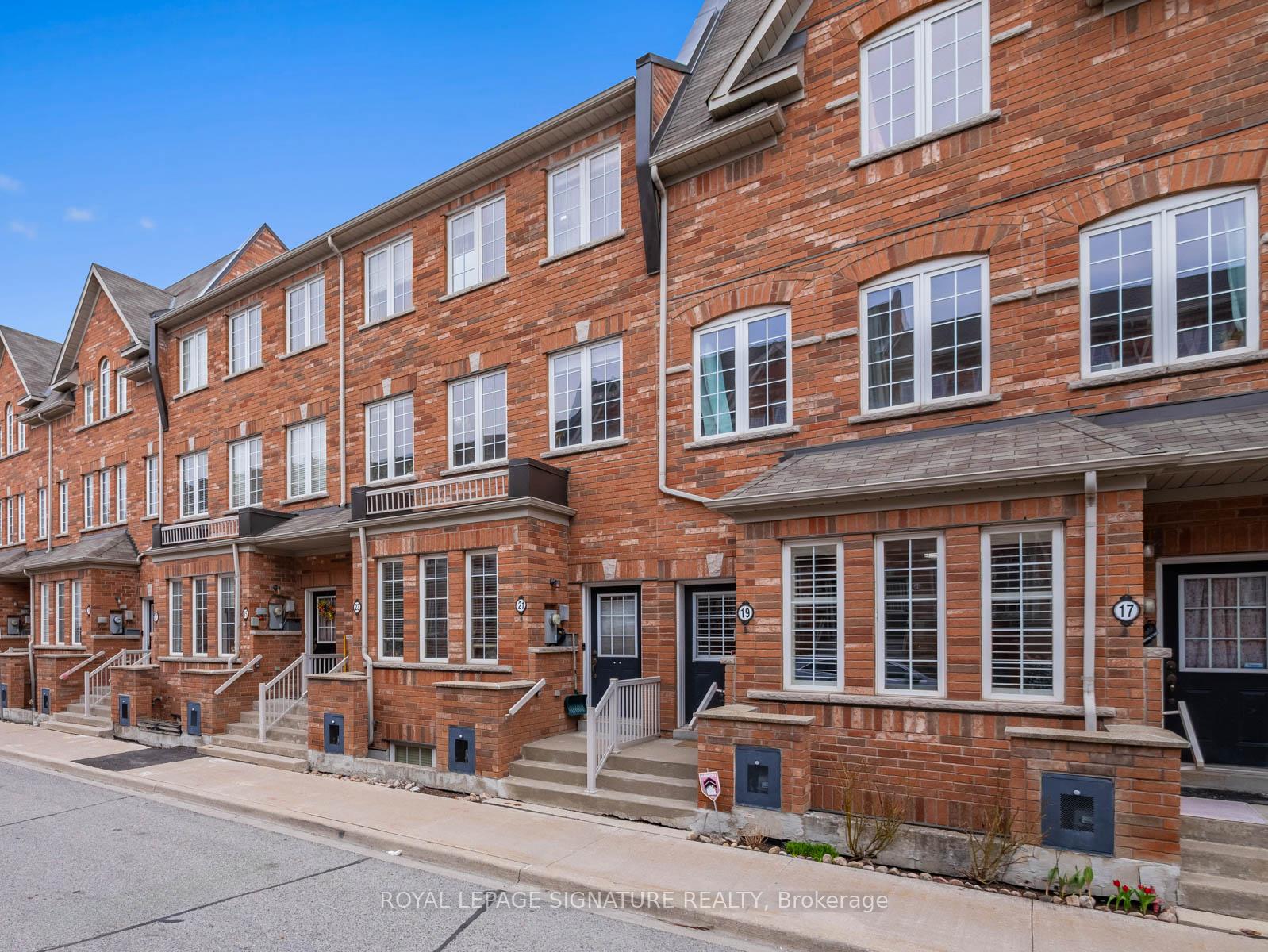 Photo 3 of 19 Philpott Gardens, Toronto, East End-Danforth — HOMEH