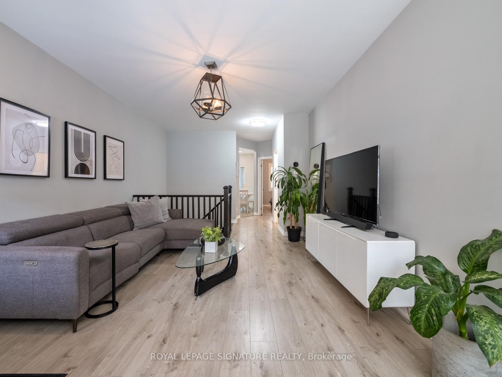 Photo 7 of 19 Philpott Gardens, Toronto, East End-Danforth — HOMEH