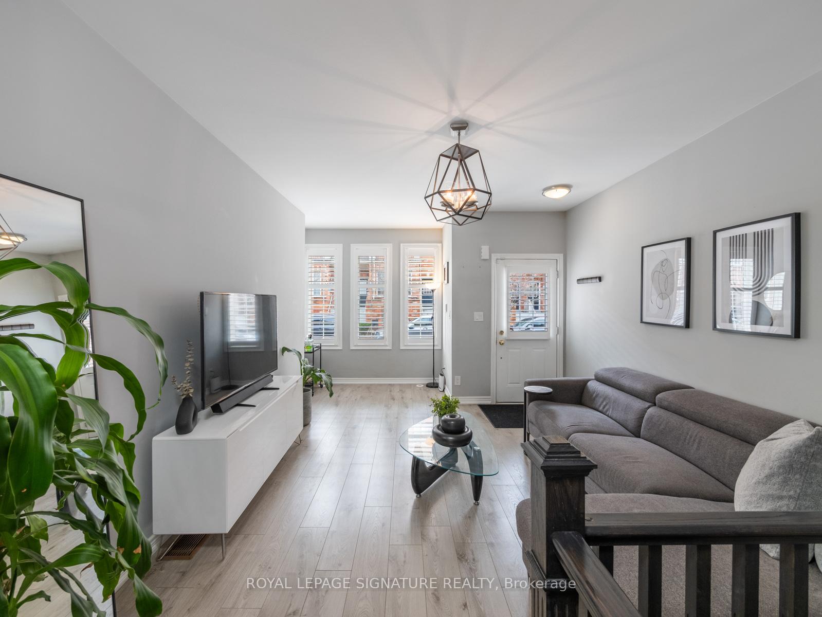 Photo 10 of 19 Philpott Gardens, Toronto, East End-Danforth — HOMEH