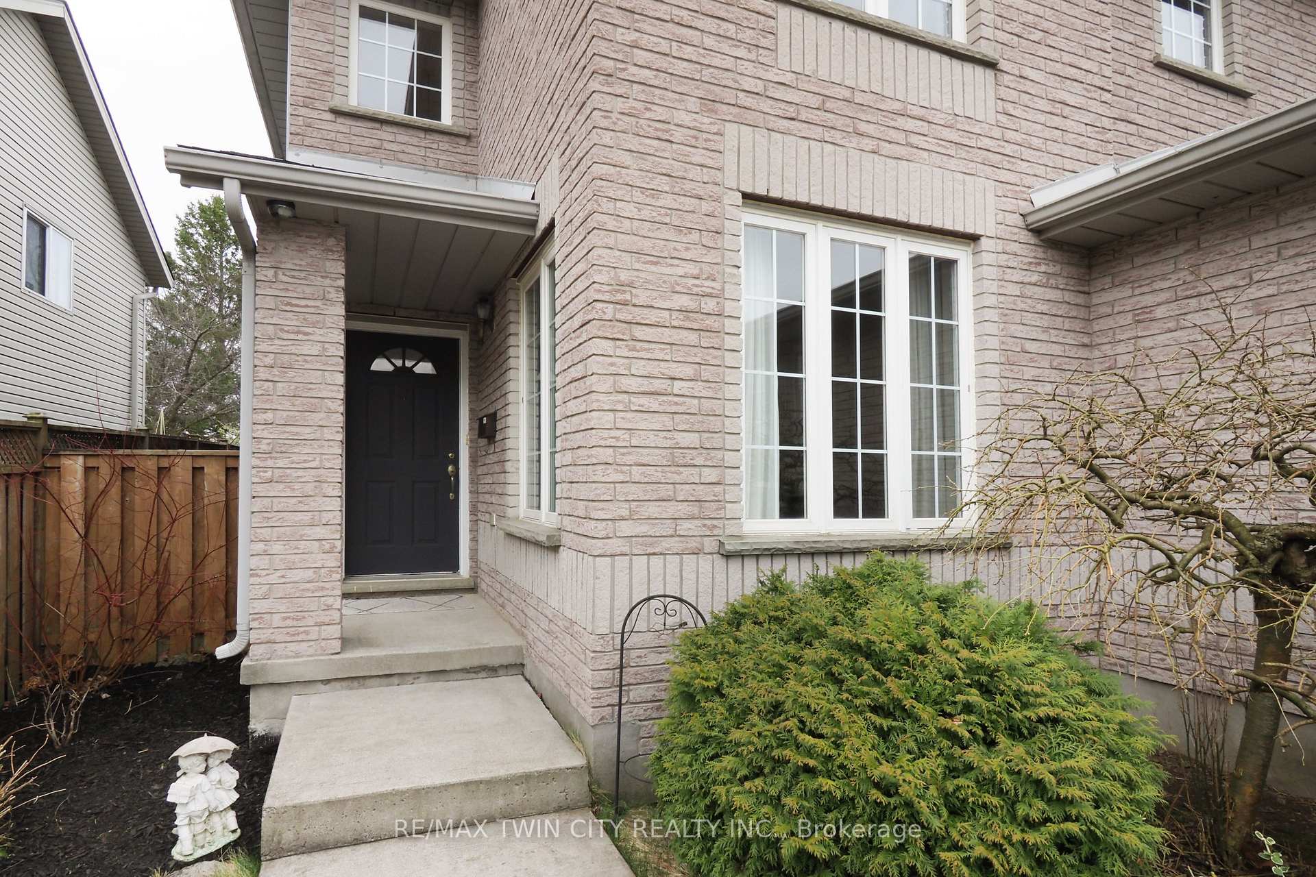 Photo 4 of 127 Melran Drive, Cambridge — HOMEH