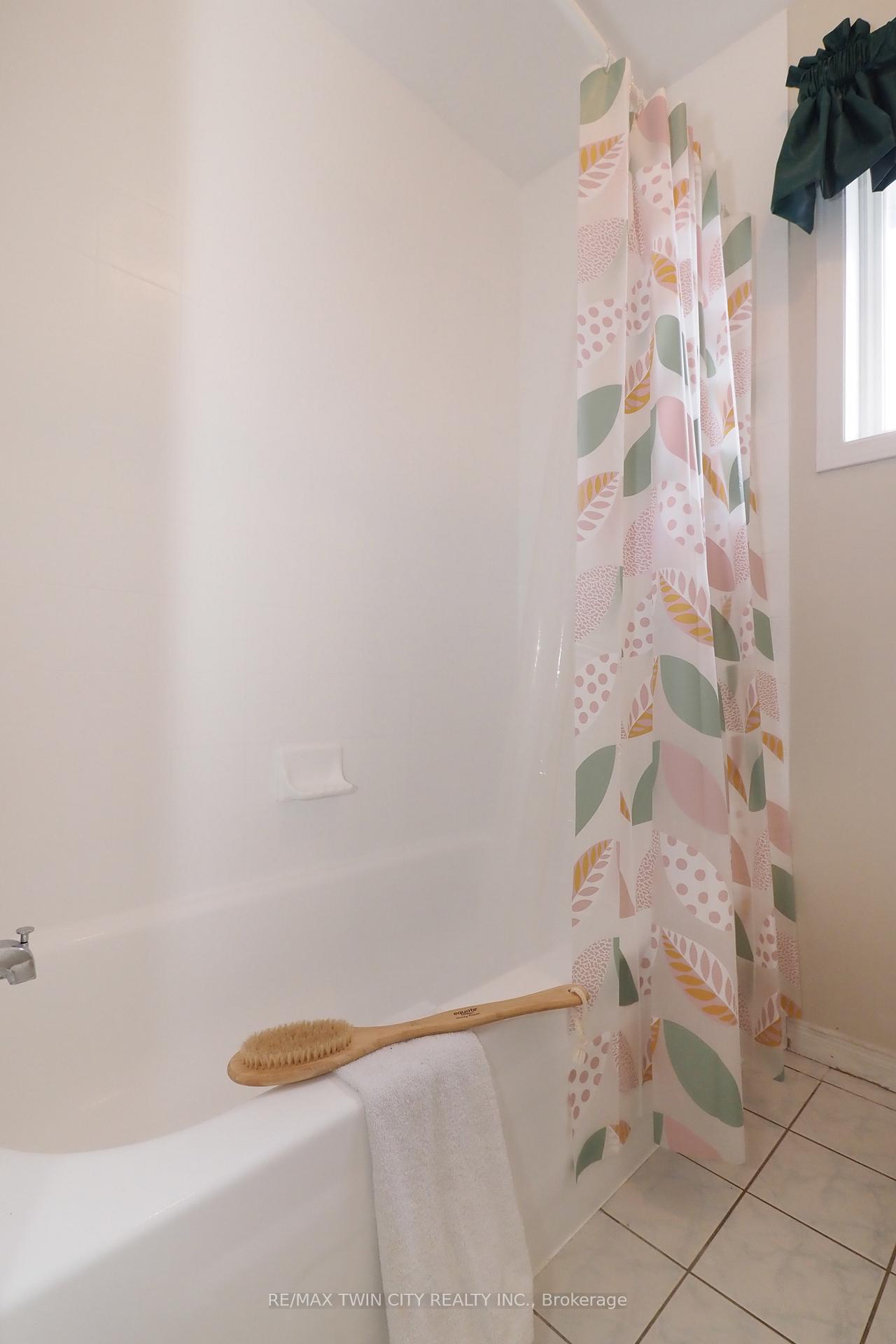 Photo 35 of 127 Melran Drive, Cambridge — HOMEH