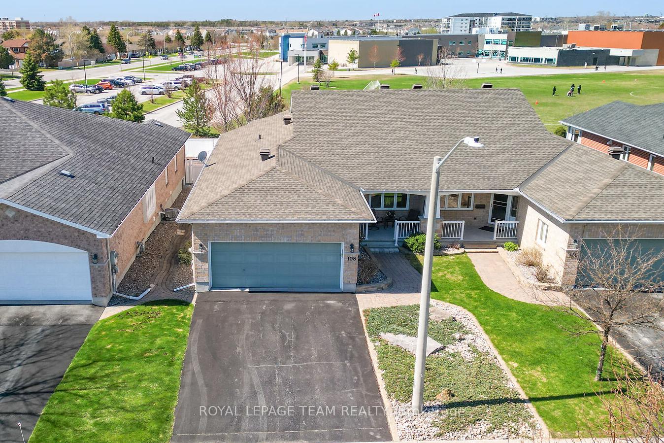 Photo 4 of 108 Granite Court, Ottawa, Kanata - Emerald Meadows/Trailwest — HOMEH