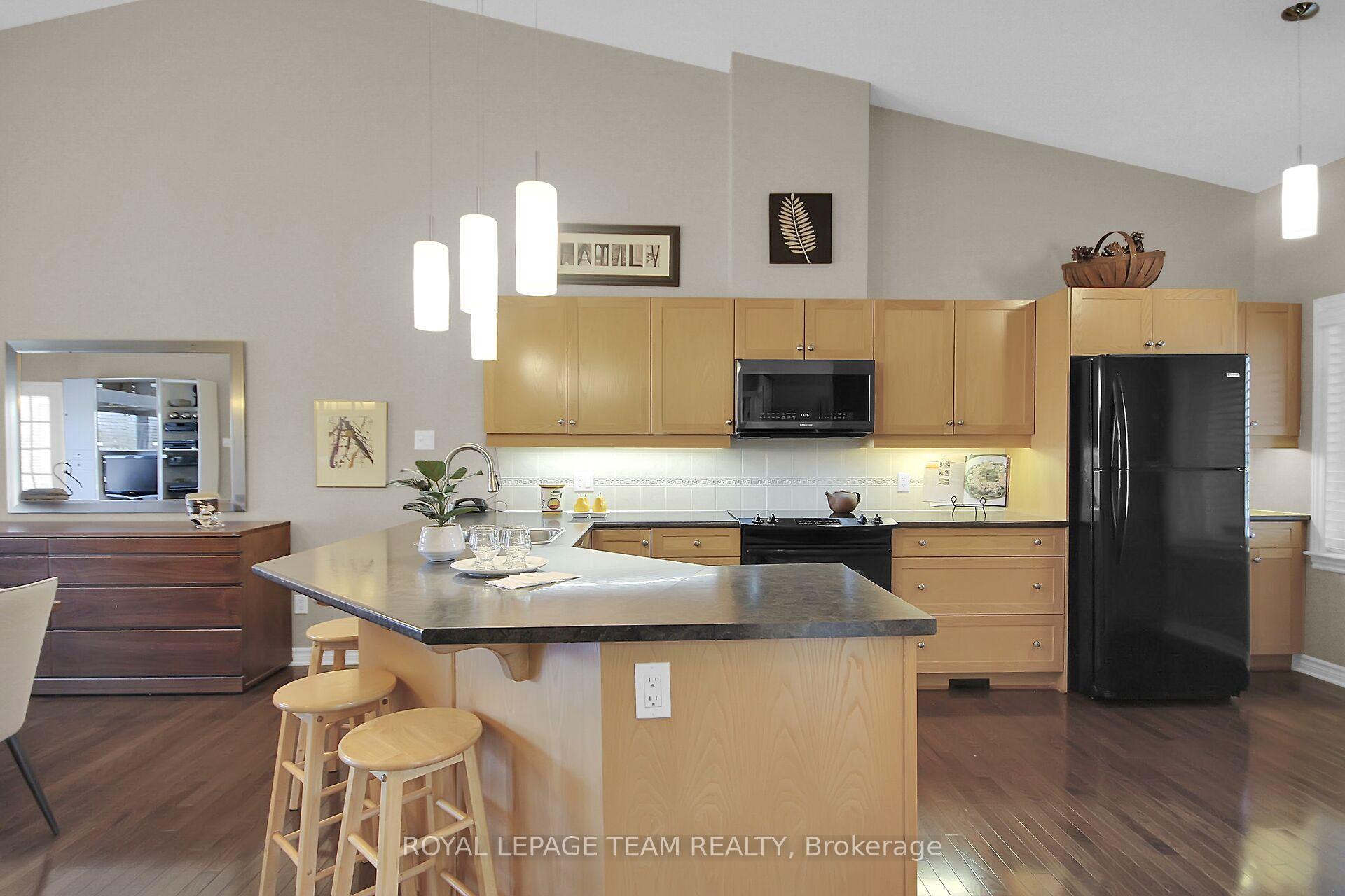 Photo 17 of 108 Granite Court, Ottawa, Kanata - Emerald Meadows/Trailwest — HOMEH