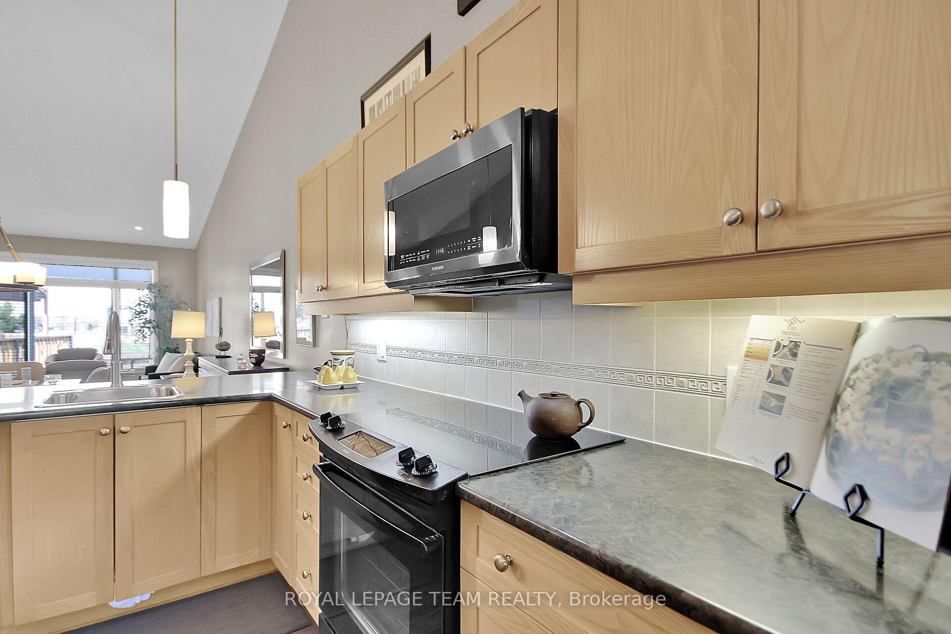Photo 18 of 108 Granite Court, Ottawa, Kanata - Emerald Meadows/Trailwest — HOMEH