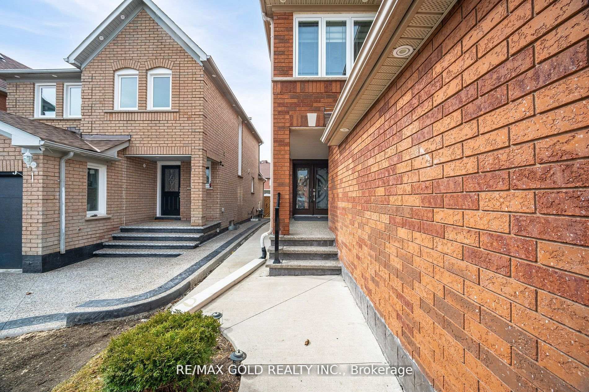 Photo 3 of 96 Wildberry Crescent, Brampton, Sandringham-Wellington — HOMEH