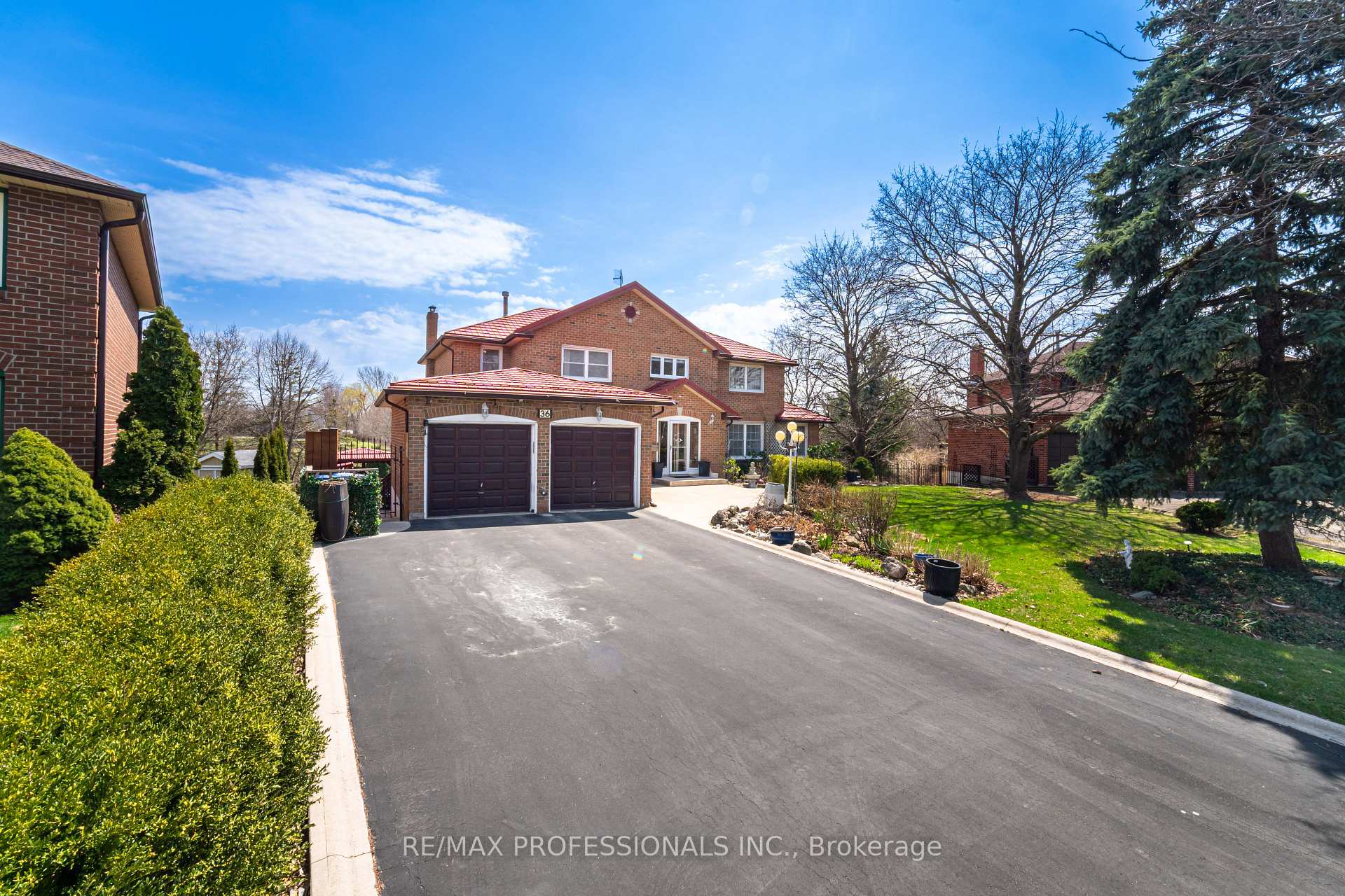 Photo 3 of 36 Dawnridge Trail, Brampton, Heart Lake West — HOMEH