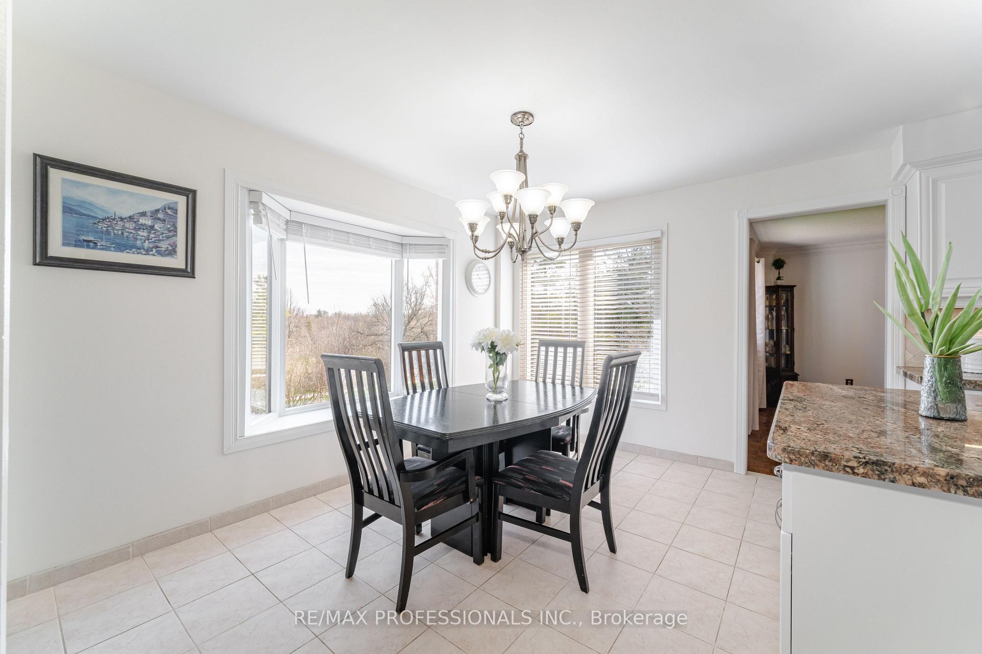 Photo 9 of 36 Dawnridge Trail, Brampton, Heart Lake West — HOMEH