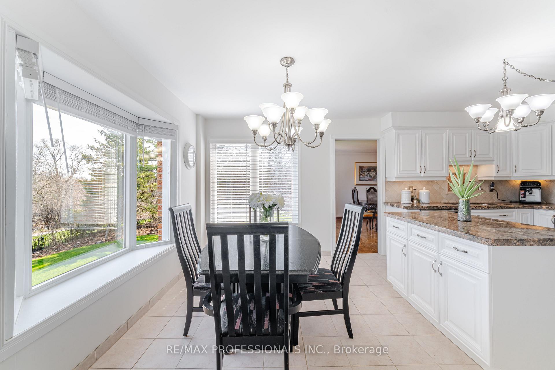 Photo 10 of 36 Dawnridge Trail, Brampton, Heart Lake West — HOMEH