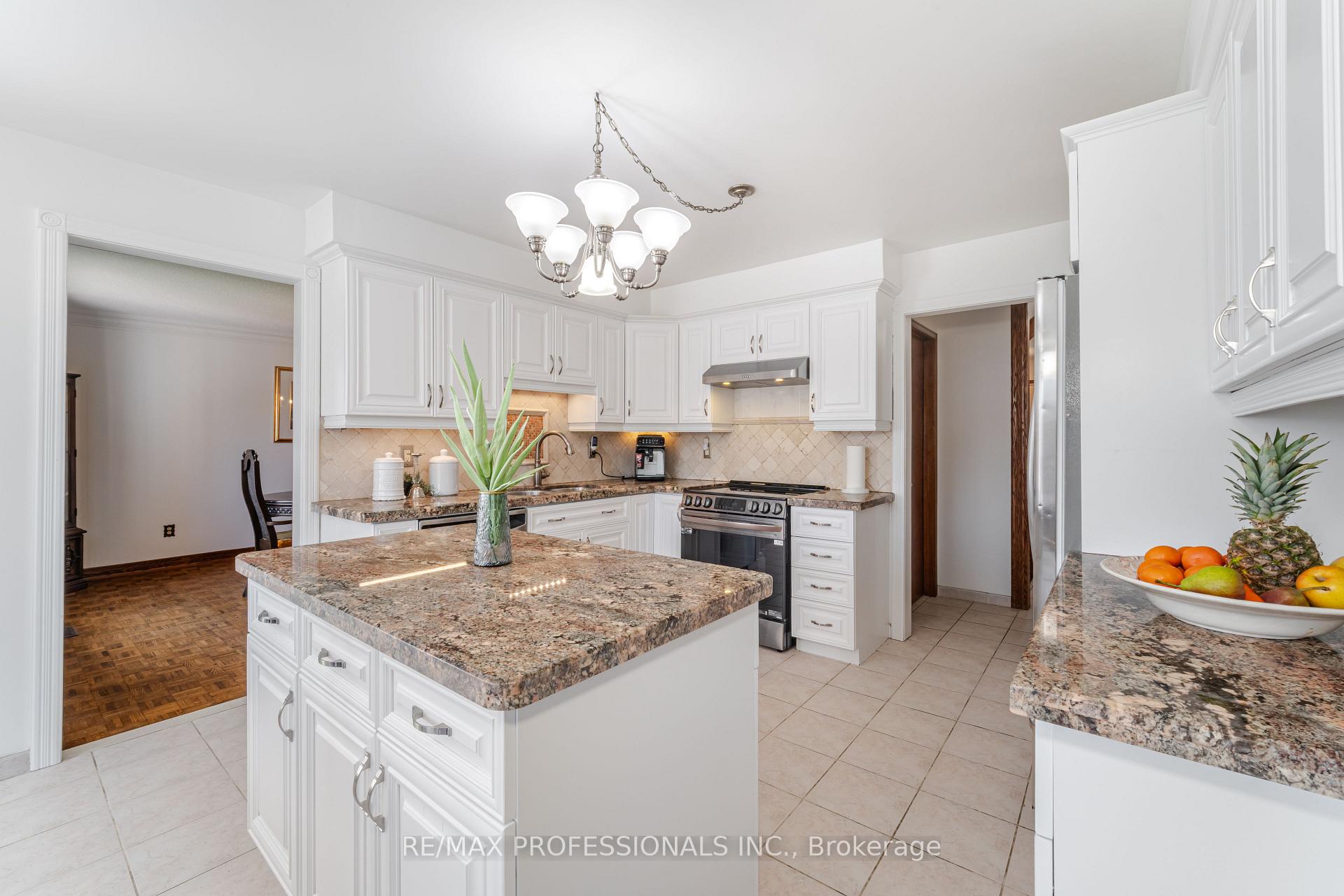 Photo 11 of 36 Dawnridge Trail, Brampton, Heart Lake West — HOMEH