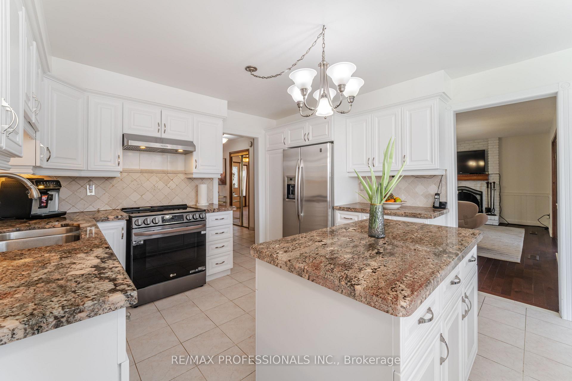Photo 12 of 36 Dawnridge Trail, Brampton, Heart Lake West — HOMEH