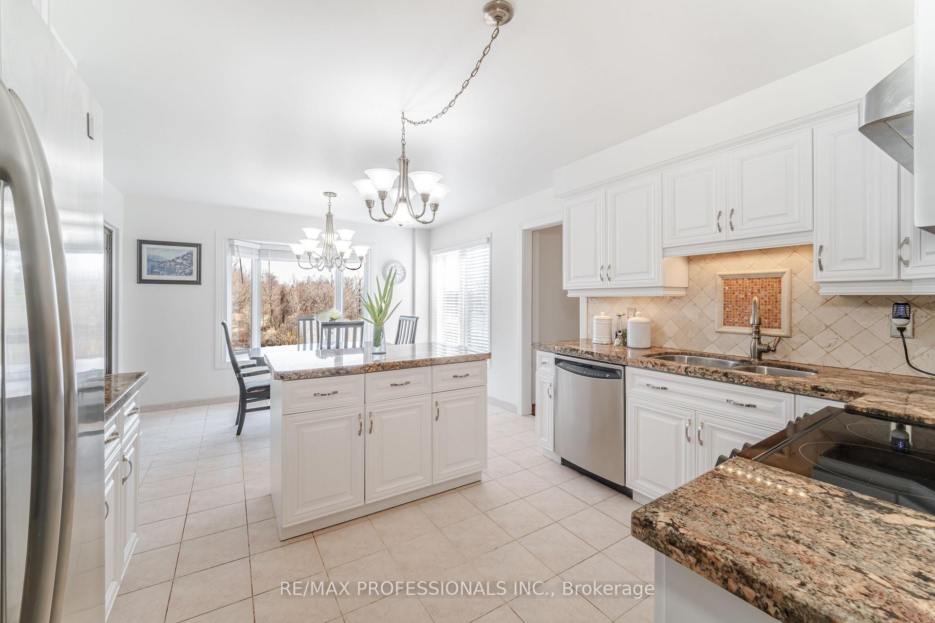 Photo 13 of 36 Dawnridge Trail, Brampton, Heart Lake West — HOMEH