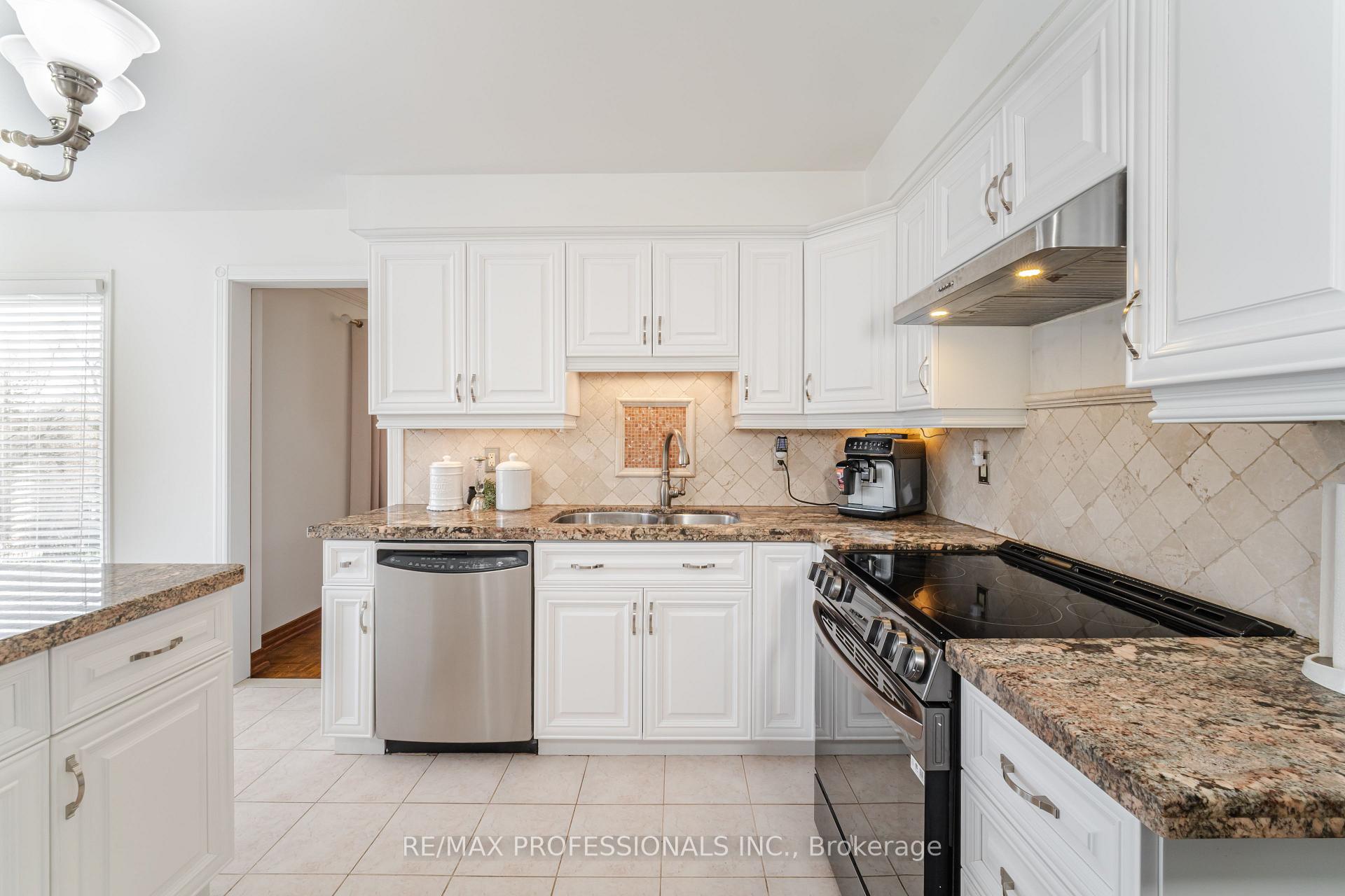 Photo 14 of 36 Dawnridge Trail, Brampton, Heart Lake West — HOMEH
