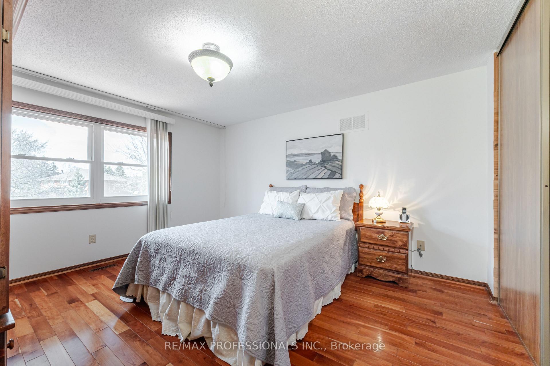 Photo 31 of 36 Dawnridge Trail, Brampton, Heart Lake West — HOMEH