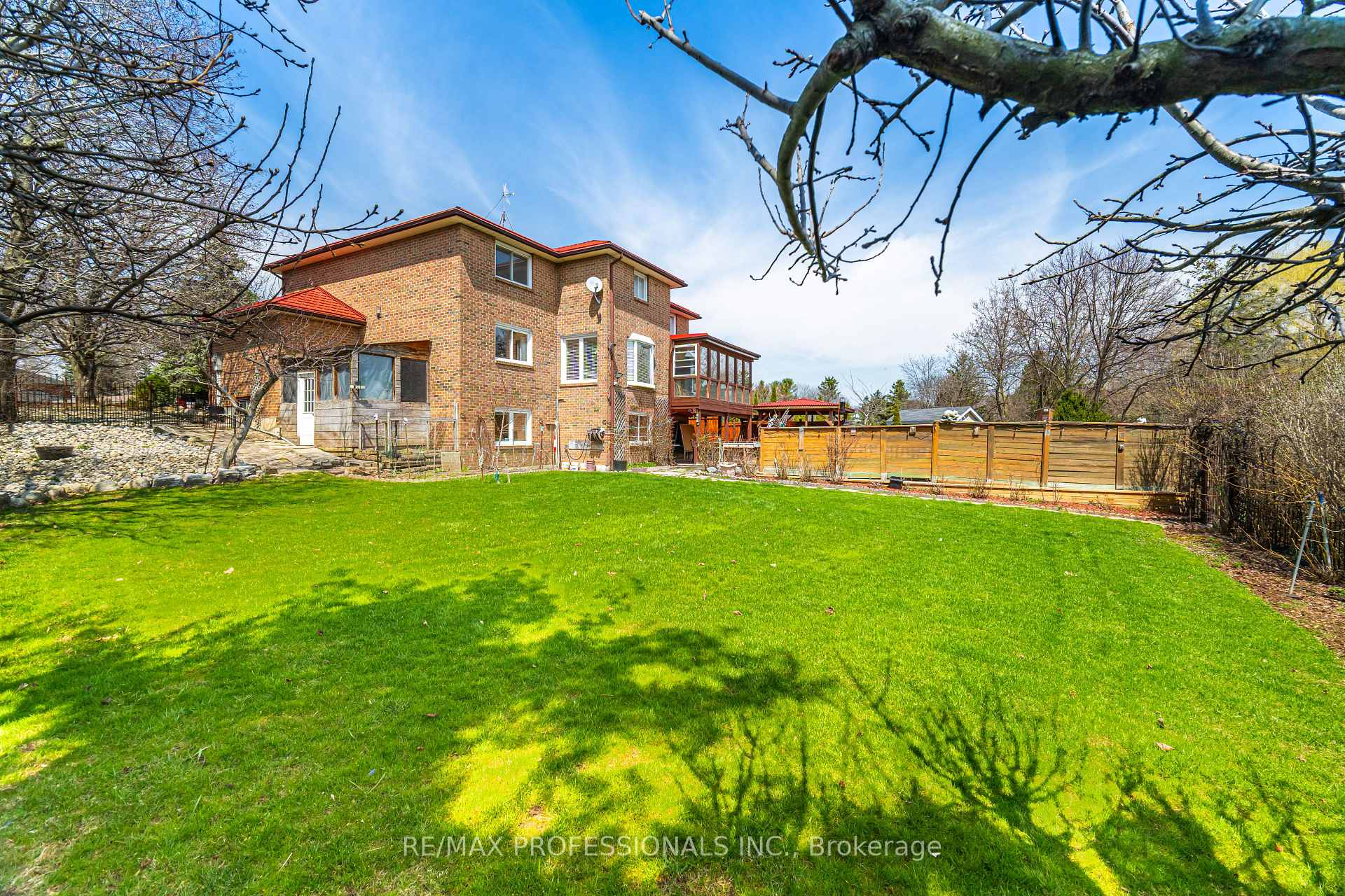 Photo 48 of 36 Dawnridge Trail, Brampton, Heart Lake West — HOMEH