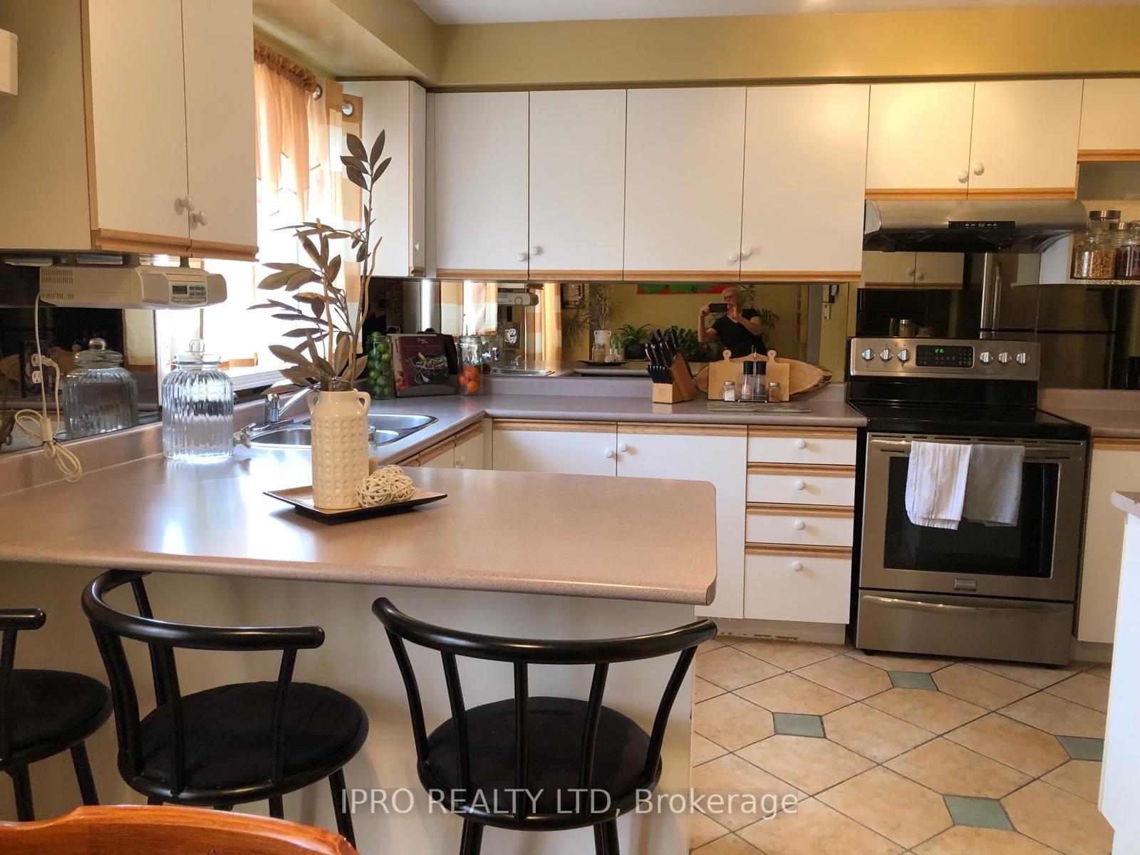Photo 4 of Unit 122, 57 Brickyard Way, Brampton, Brampton North — HOMEH