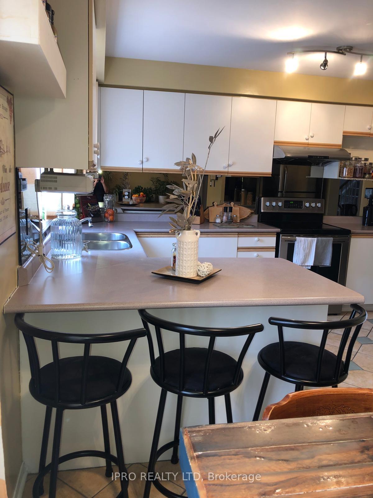 Photo 5 of Unit 122, 57 Brickyard Way, Brampton, Brampton North — HOMEH