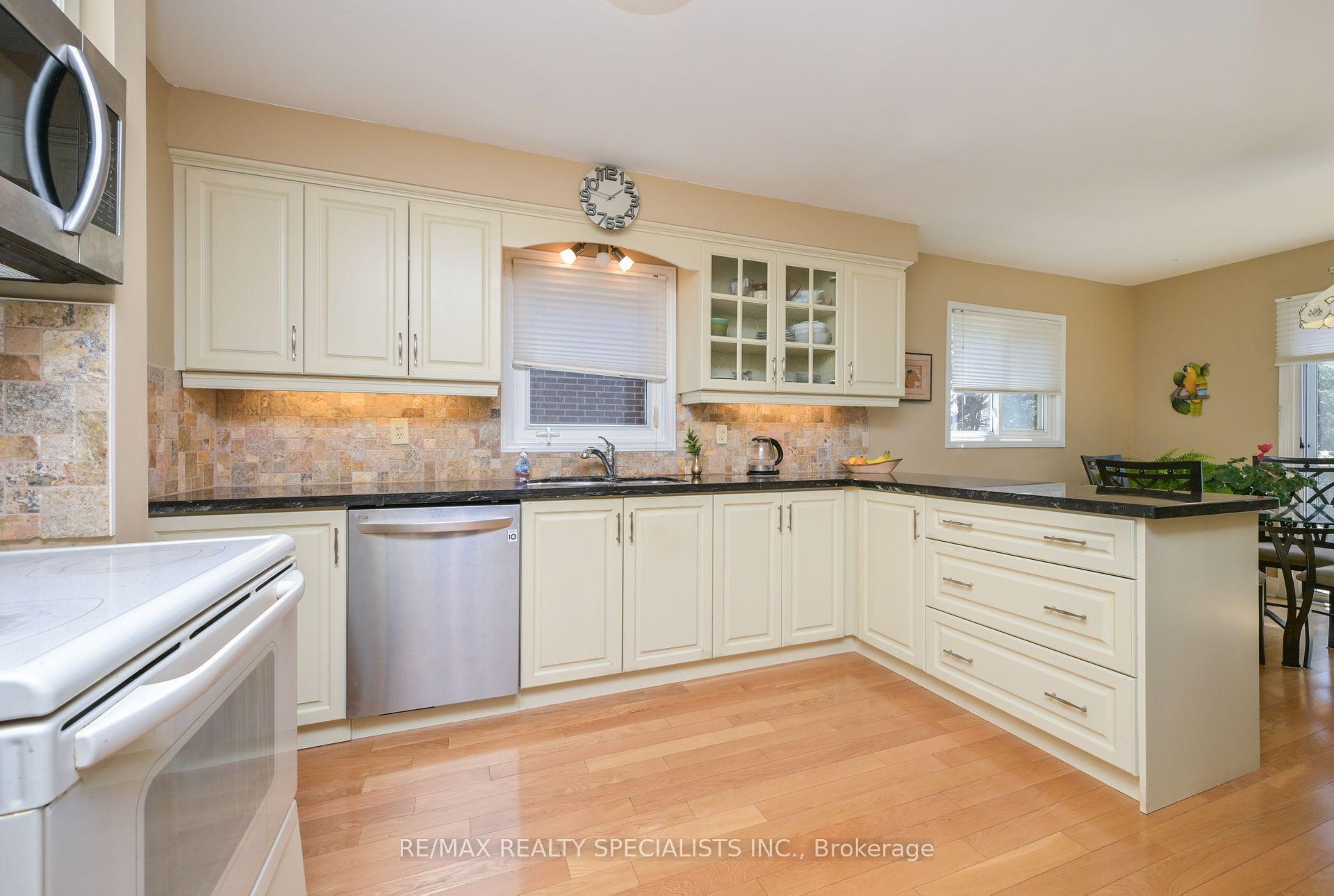 Photo 24 of 6 Lombardy Crescent, Brampton, Queen Street Corridor — HOMEH