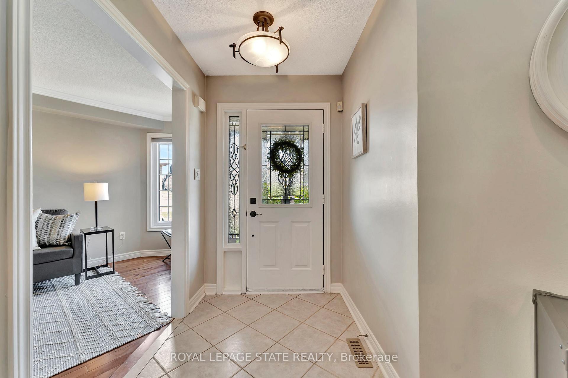 Photo 3 of 88 Strathroy Crescent, Hamilton, Waterdown — HOMEH